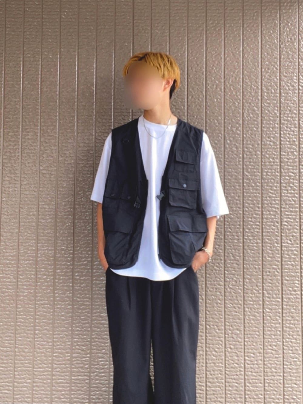 「WEGO、シンプル、H&M、モノトーン、大学生、ユニクロ、プチプラ、フィッシングベスト、大学生コーデ」｜「WEGOのWEGO/チェーンストレッチワイドスラックス（スラックス、ブラック系）」を使った、愛知の大学生さん（メンズ・179cm）の秋コーディネートの1枚目の写真