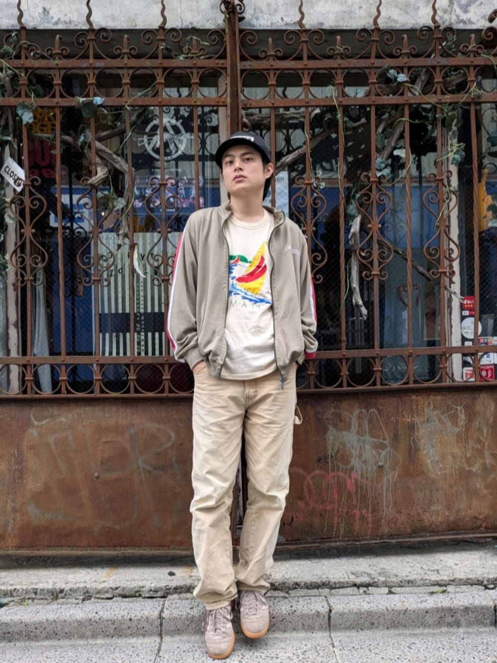 ベージュ系のTシャツ/カットソーを着用したメンズの秋コーディネートの1枚目の写真