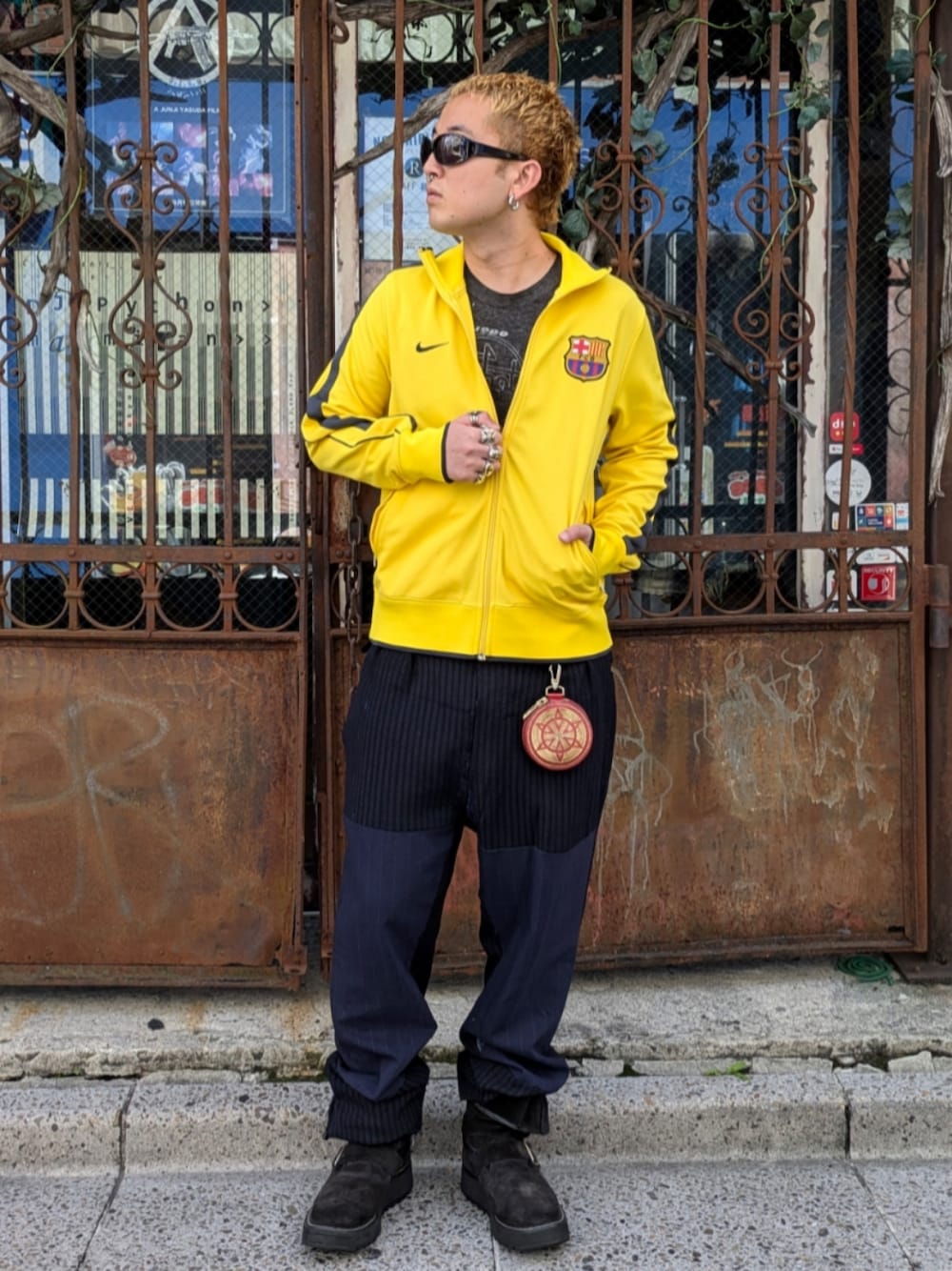 イエロー系のジャージを着用したメンズの秋コーディネートの1枚目の写真