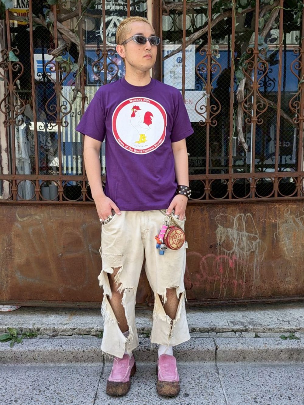 パープル系のTシャツ/カットソーを着用したメンズの夏コーディネートの1枚目の写真