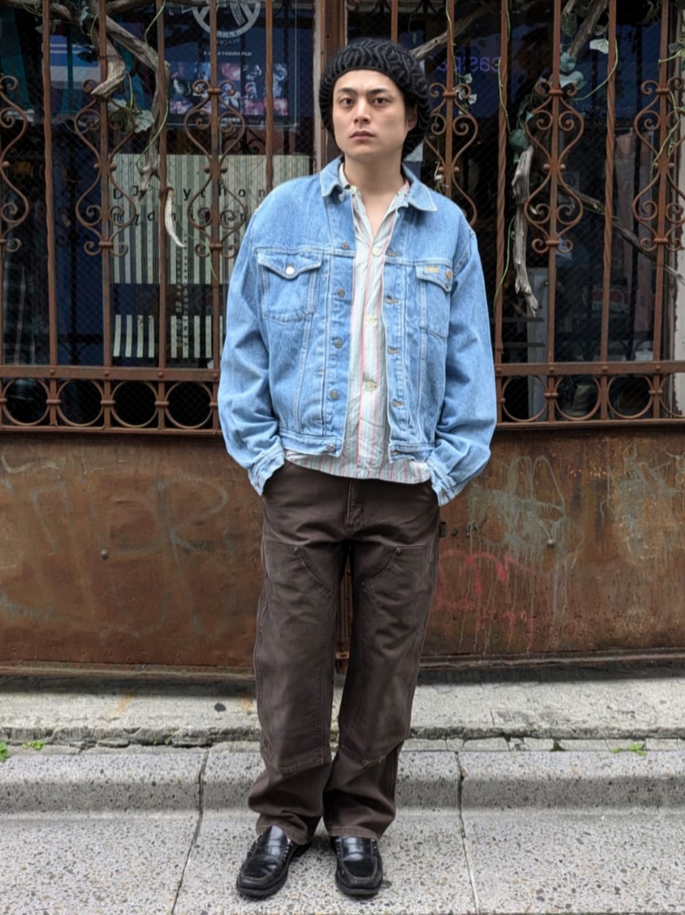 ブルー系のデニムジャケットを着用したメンズの秋コーディネートの1枚目の写真