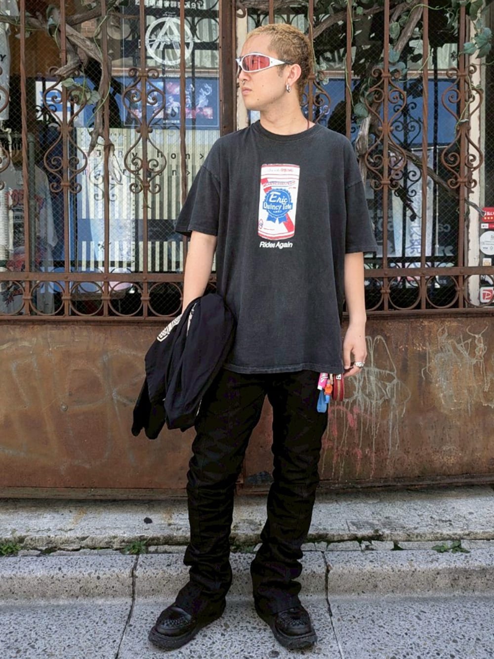 ブラック系のTシャツ/カットソー、ブラック系のデニムパンツ、レッド系のコインケースを着用したメンズの夏コーディネートの1枚目の写真