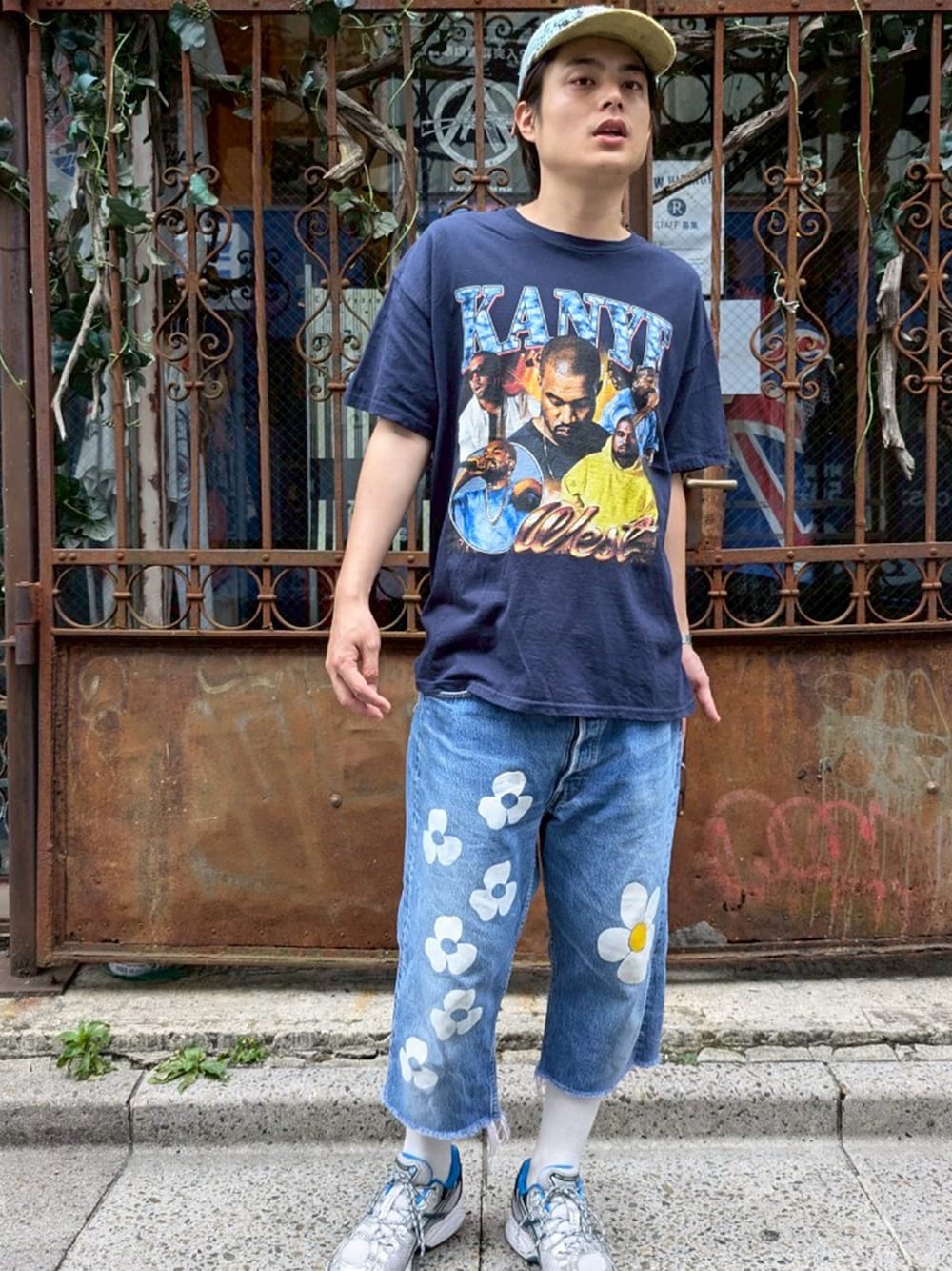 「ヒップホップ、ストリート、古着、古着MIX、古着コーデ、カニエ・ウェスト、ラップT、メンズファッション、シンプル、キャップ」｜「LABORATORY Rの【USED】GILDAN “Kanye West” ラップ バンド Tシャツ（Tシャツ/カットソー、ブルー系）」を使った、LABORATORY®さん（メンズ・177cm）の夏コーディネートの1枚目の写真