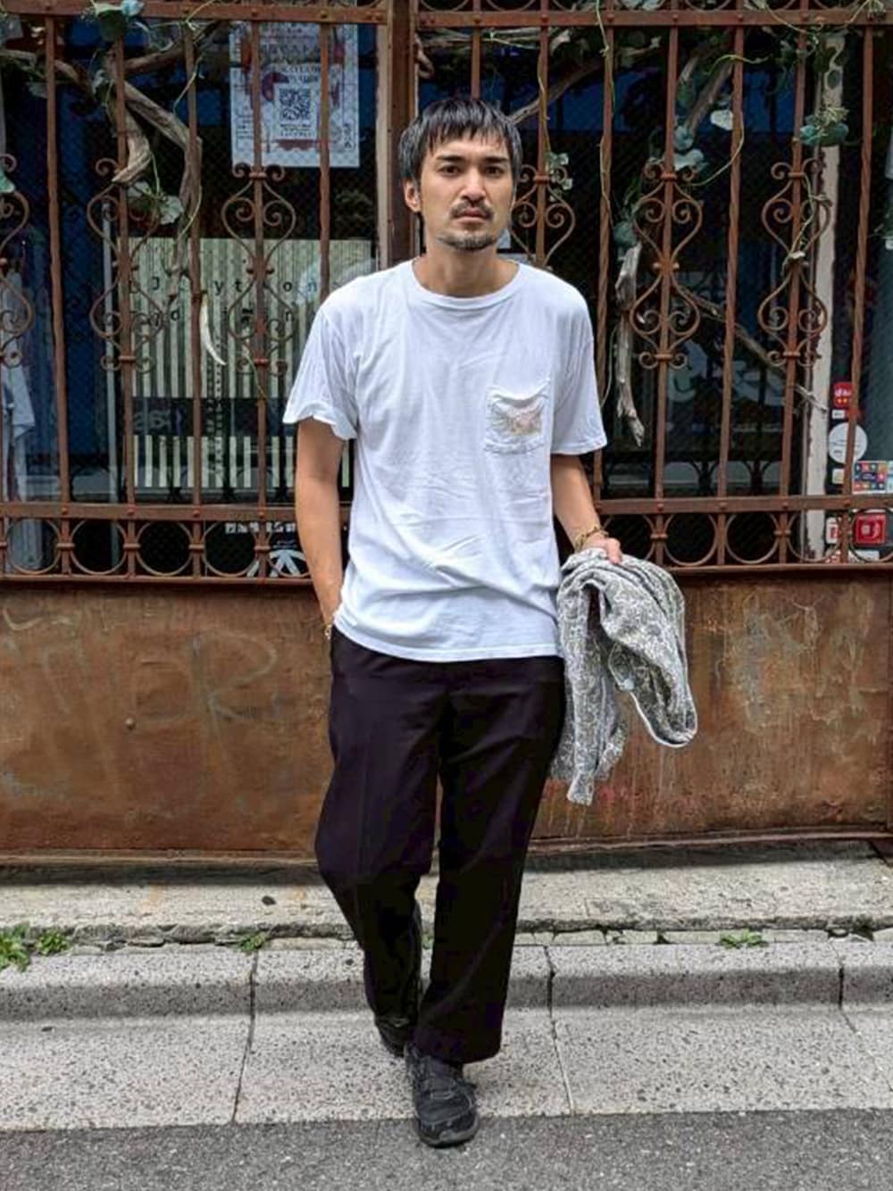 ホワイト系のTシャツ/カットソーを着用したメンズの夏コーディネートの1枚目の写真