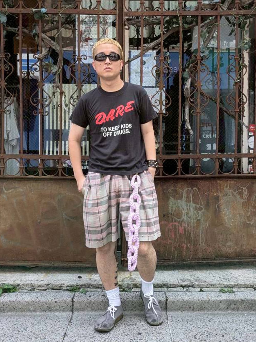 「メンズファッション、シンプルスタイル、ストリート、古着、古着MIX、古着コーデ、Tシャツ、ショーツスタイル、ショーツ、プリントT、ブラック」｜「VINTAGEの【USED】90’s “D.A.R.E” メッセージ Tシャツ（Tシャツ/カットソー、ブラック系）」を使った、LABORATORY®さん（メンズ・175cm）の秋コーディネートの1枚目の写真