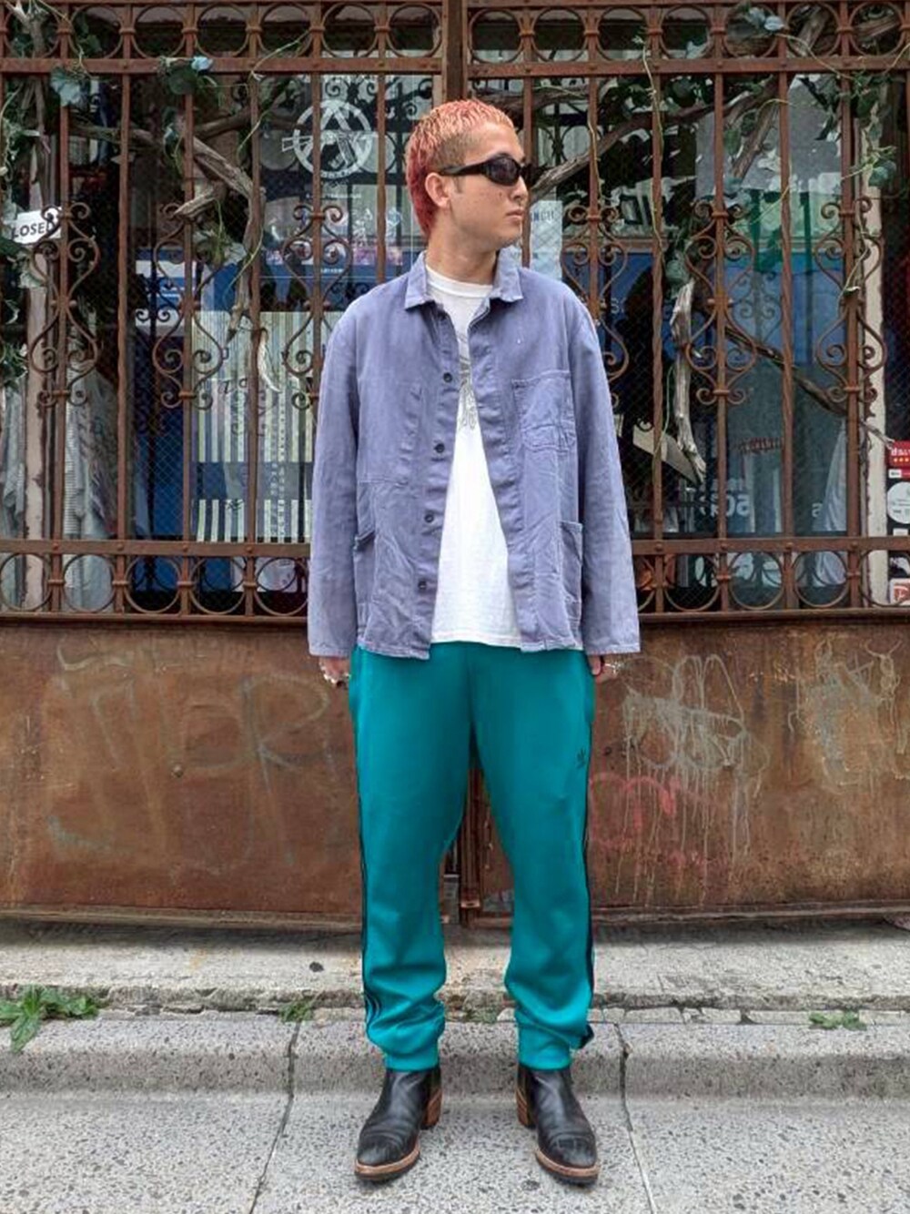 グリーン系のスウェットパンツを着用したメンズの秋コーディネートの1枚目の写真