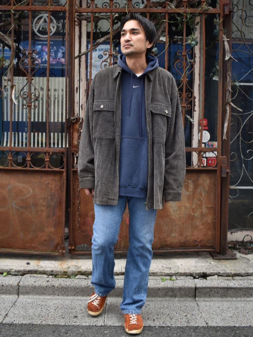 ブルー系のデニムパンツを着用したメンズの秋コーディネートの1枚目の写真