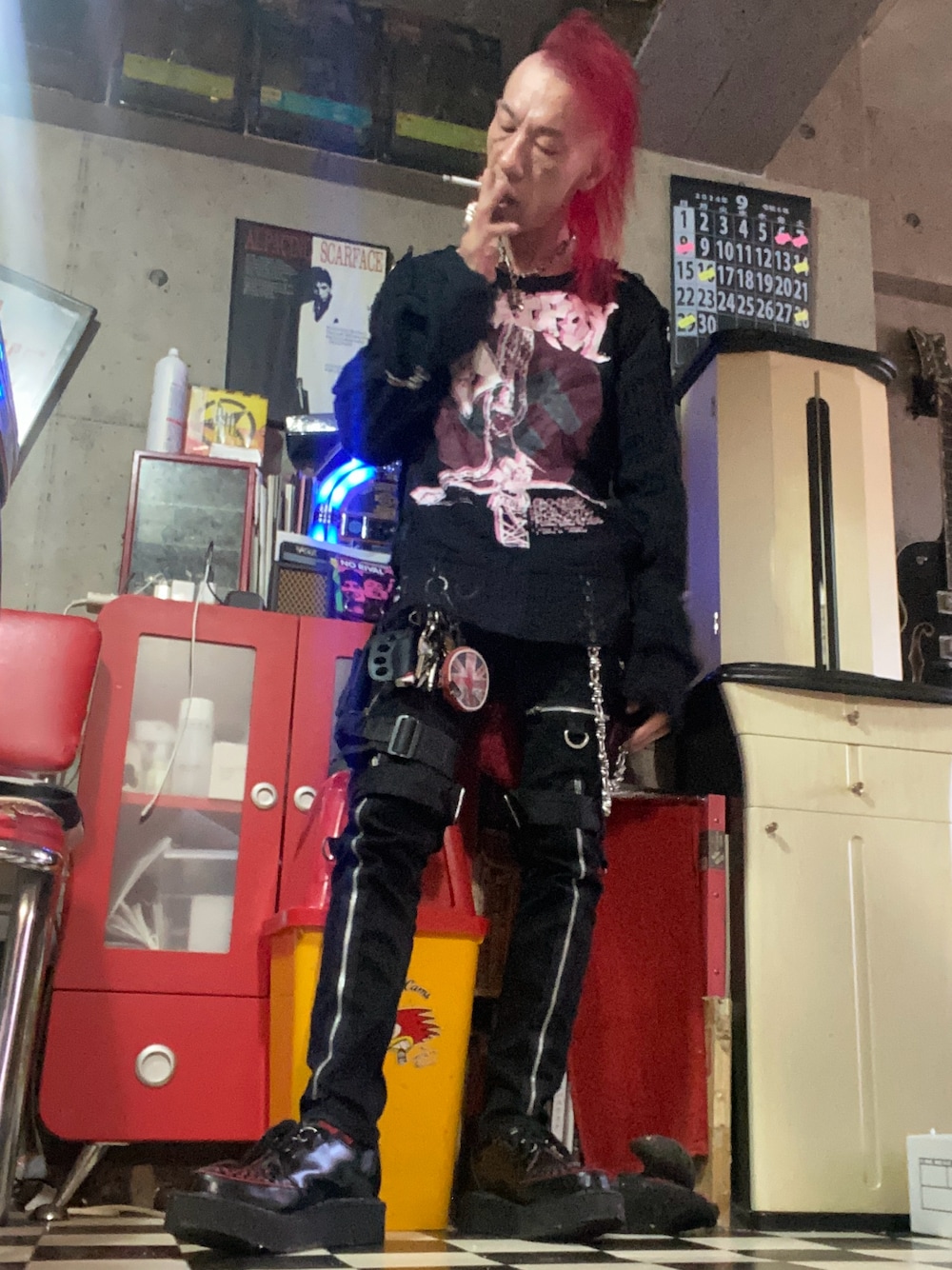 「赤髪、punk、rock、カスタム、今日のコーデ、休日スタイル、my room」｜「THIRTEEN DESIGNSのアイテム（アクセサリー、シルバー系）」を使った、Takaya さん（メンズ・172cm）の秋コーディネートの1枚目の写真