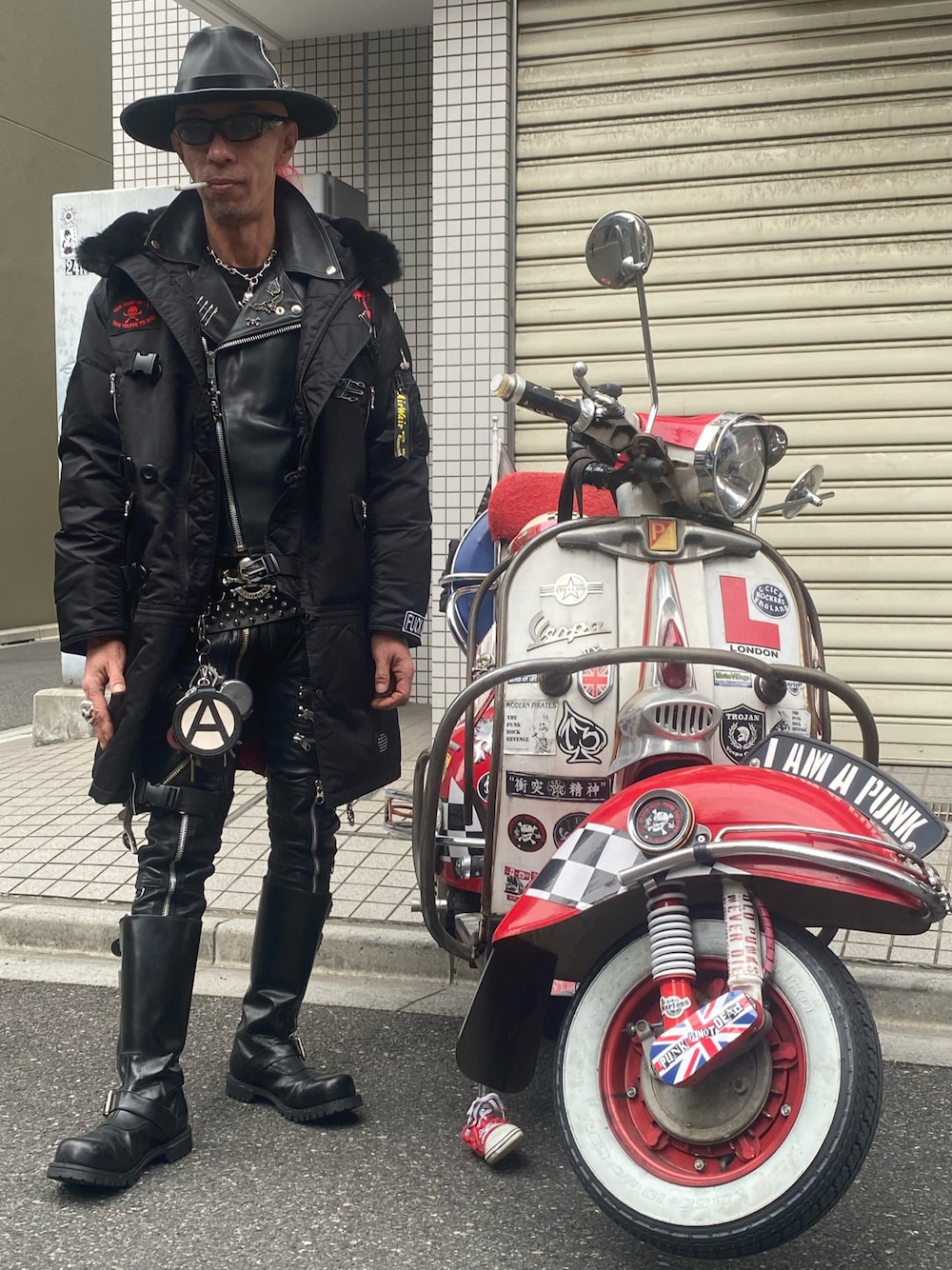 「punk、rock、今日のコーデ、休日スタイル、カスタム、vespa、vespalife」｜「HENSCHEL HATのアイテム（ハット、ブラック系）」を使った、Takaya さん（メンズ・172cm）の冬コーディネートの1枚目の写真