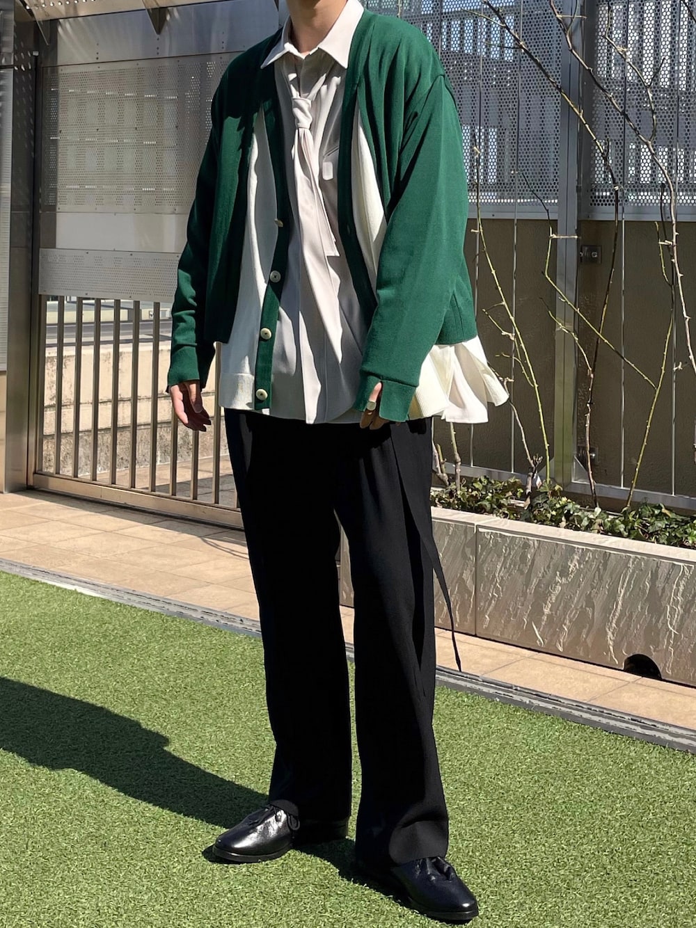「WEARハロウィン2022、シンプルスタイル、今日のコーデ、休日コーデ、ラフ、リラックススタイル、キレイめ、グリーン、スカーフ、カーディガン、スラックス、レイヤードスタイル」｜「CULLNIのSTUDIOUS別注 LAYERED CARDIGAN（カーディガン/ボレロ、グリーン系）」を使った、たいち / モテ男製造機 さん（メンズ・170cm）の秋コーディネートの1枚目の写真
