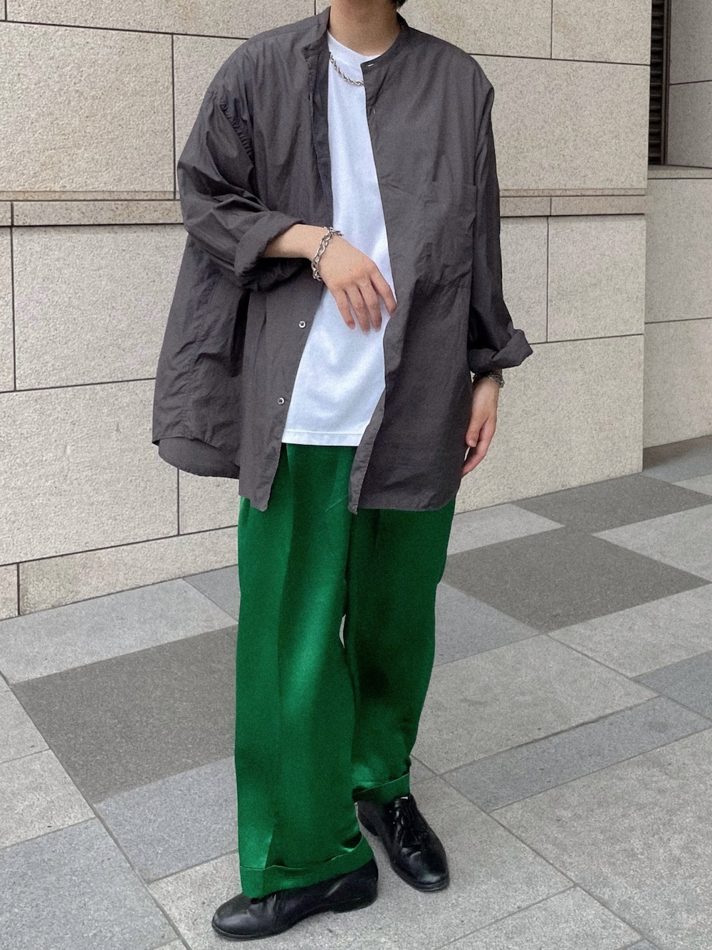 「PUBLIC TOKYO、休日スタイル、ビッグシルエット、シンプルコーデ、ラフコーデ、夏コーデ、バンドカラーシャツ、Tシャツ、スラックス、プチプラ、シルバーアクセサリー、アースカラー、きれいめカジュアル」｜「PUBLIC TOKYOの極 ココTシャツ ビッグシルエット　”圧倒的な『ココち良さ』を実現したクルーネック無地Tシャツ”（Tシャツ/カットソー、ホワイト系）」を使った、たいち / モテ男製造機 さん（メンズ・170cm）の夏コーディネートの1枚目の写真
