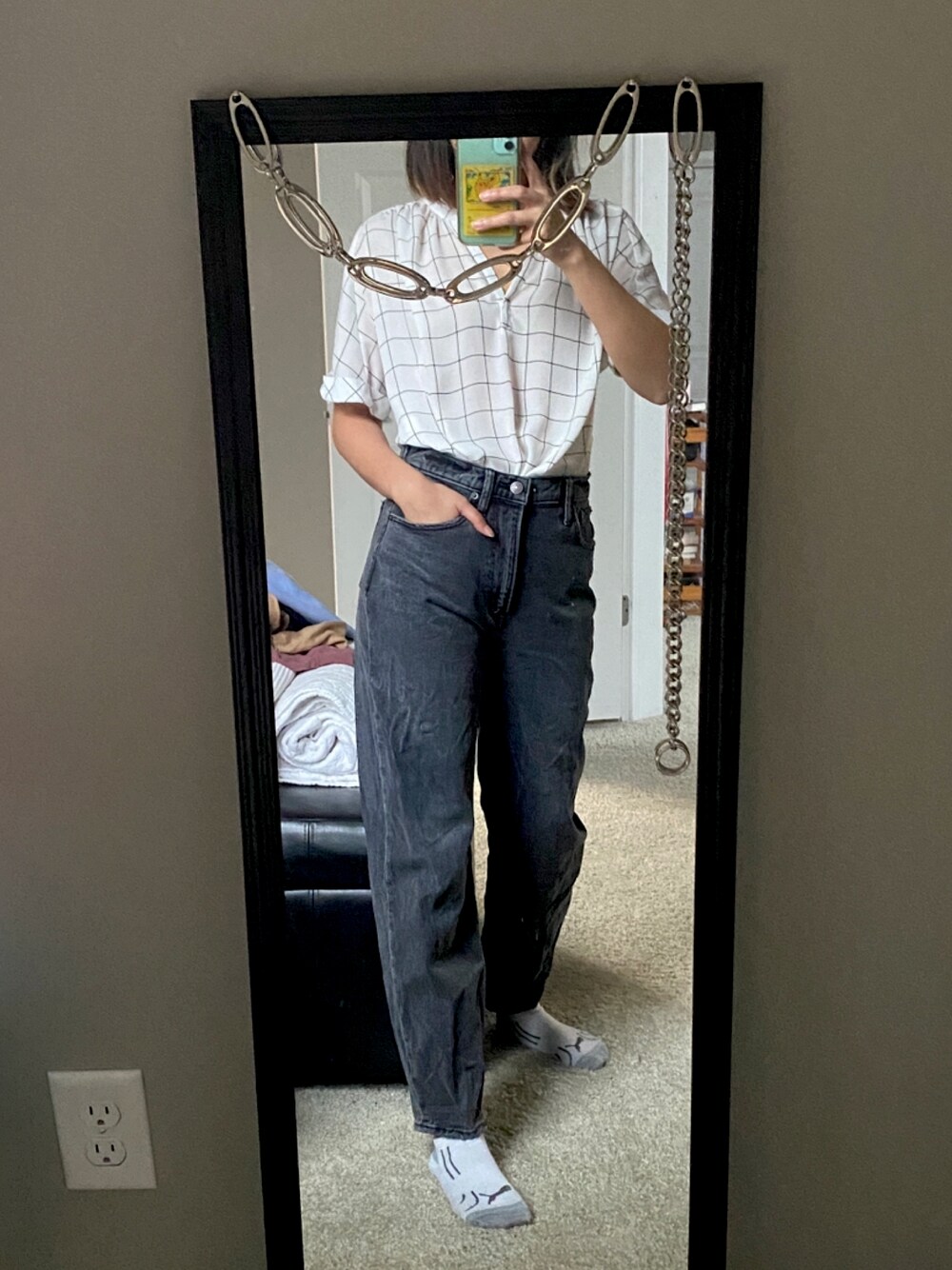 「カジュアル、デニム、business casual、blouse、mom jeans」｜「Abercrombie&Fitchのアイテム（デニムパンツ、ブラック系）」を使った、irokuさん（レディース・163cm）の春コーディネートの1枚目の写真