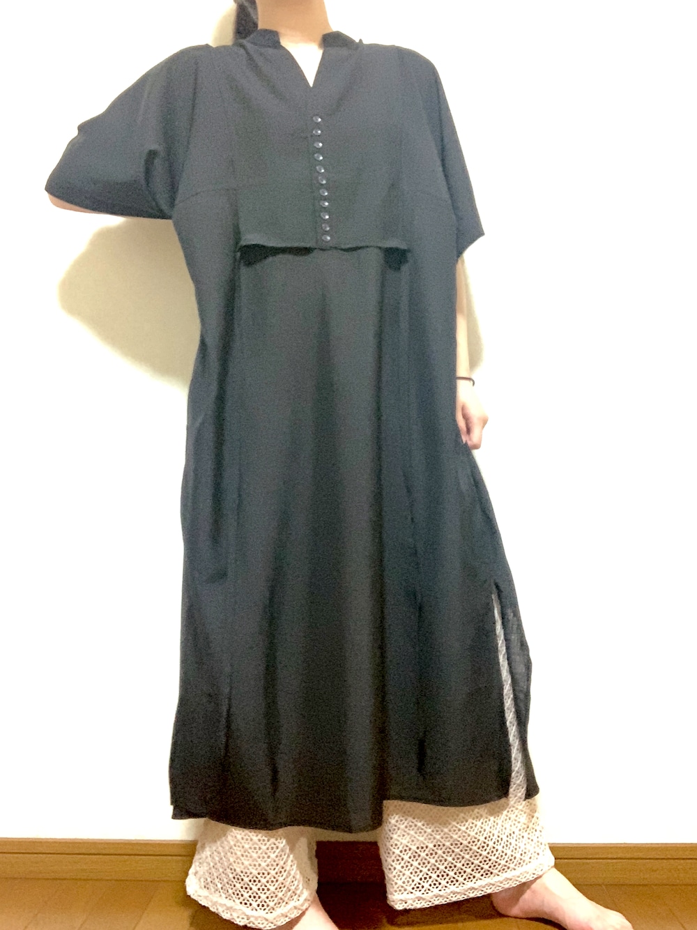 「シンプルコーデ、ブラック、シャツスタイル、シャツワンピ、プチプラ、大人カジュアル」｜「CORNERSの【インフルエンサーKRさん×CORNERSコラボ】スラブジョーゼットカフタンシャツワンピース（シャツワンピース、ブラック系）」を使った、ｎさん（レディース・155cm）の夏コーディネートの1枚目の写真