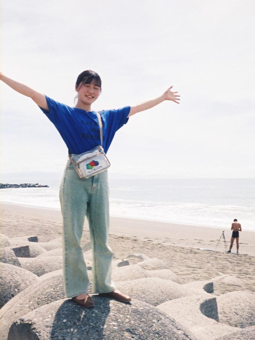 「青色コーデ、海コーデ、旅行、高知県、フルーツオブザルームのカバン、トウニュウチャン、が使ってるの見て、欲しいなぁて思ってたら、アウトレットで発見して、即買いしました」｜「niko and...のアイテム（Tシャツ/カットソー、ブルー系）」を使った、tabiiiさん（レディース・159cm）の春コーディネートの1枚目の写真