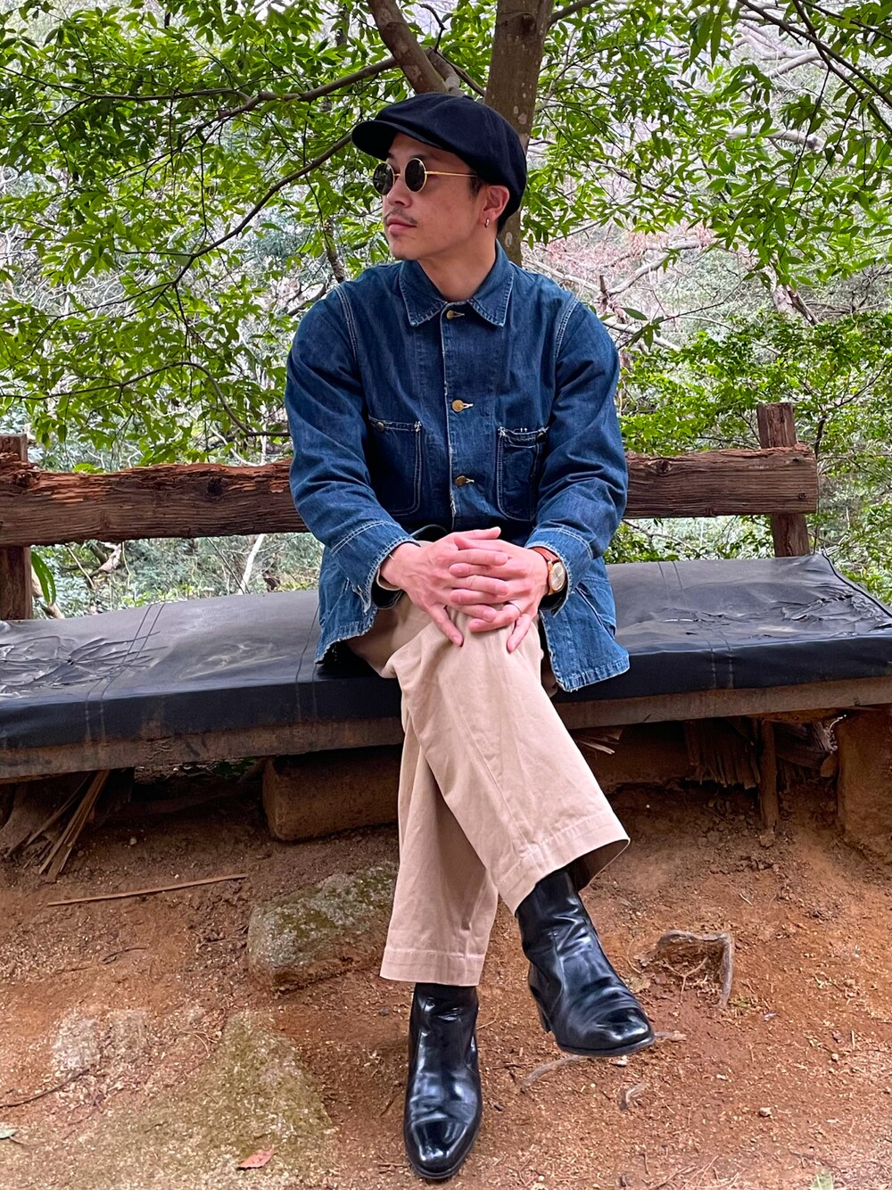 「春コーデ、大人コーデ、カバーオール、チノパン、ショートブーツ」｜「BOOTLEGGERSのアイテム（キャスケット、ブラック系）」を使った、GONSIさん（メンズ・165cm）の春コーディネートの1枚目の写真