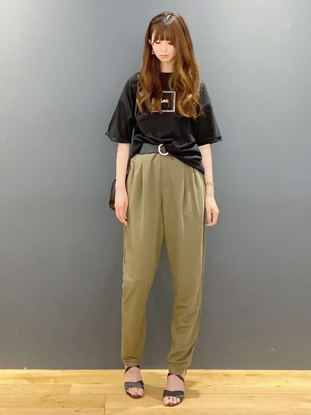 ブラック系のTシャツ/カットソー、グリーン系のパンツ、ブラック系のショルダーバッグを着用したレディースの夏コーディネートの1枚目の写真