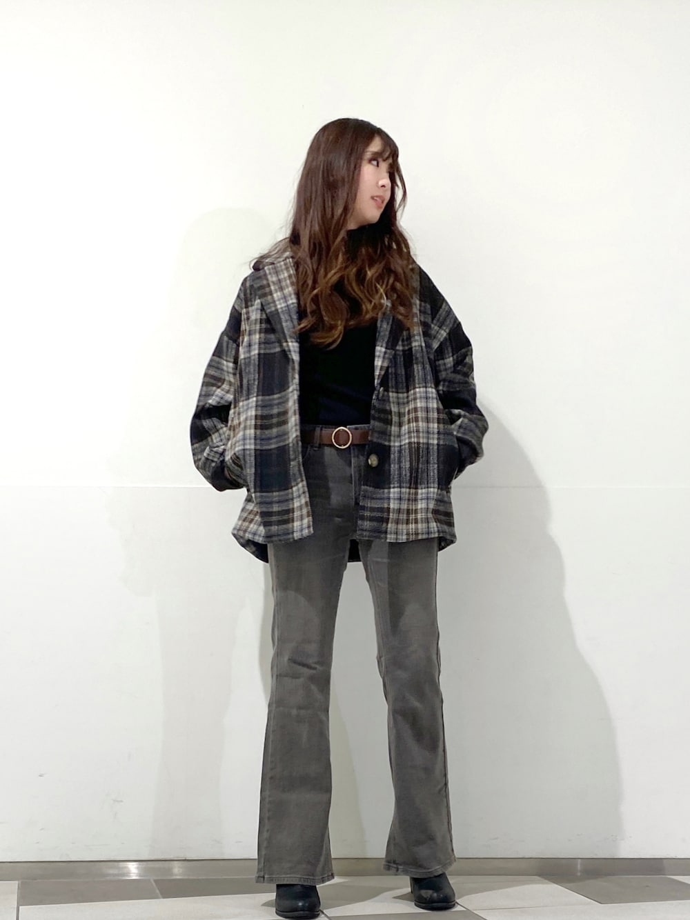 チェスターコートを使った「黒デニム」の人気ファッション