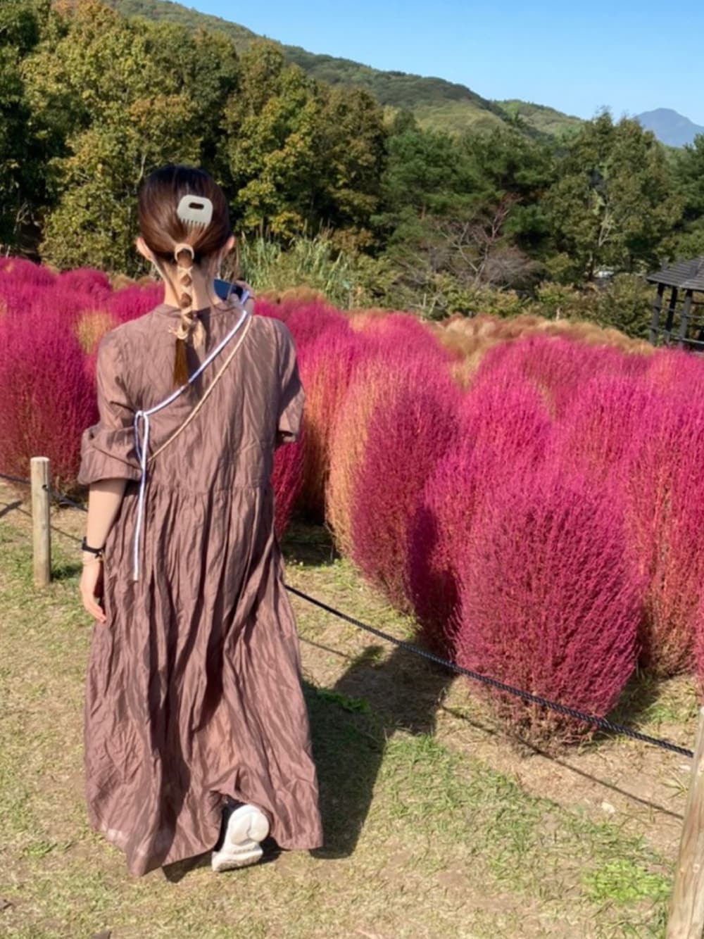 「秋服、大人カジュアル、スニーカー、ロングワンピース、いいね、save、フォローお願いします🤑、低身長、ブラウン、ワンピース、ラクチンコーデ、コキア、低身長コーデ、150cm、150cmコーデ、おちびさん、ロングヘア」｜「Aunt Marie'sの【低身長向けSサイズ有】 ワッシャーロングスリーブワンピース /AUNT MARIE'S（ワンピース、ブラウン系）」を使った、MINさん（レディース・150cm）の秋コーディネートの1枚目の写真