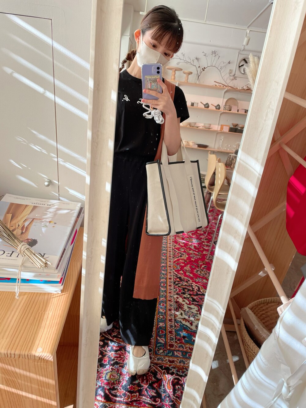 ブラック系のその他パンツ、ホワイト系のスニーカー、ブラウン系のその他トップスを着用したレディースの秋コーディネートの1枚目の写真