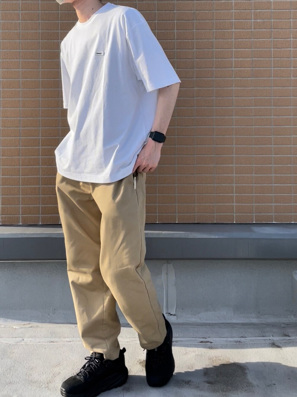 「夏コーデ、お洒落さんとつながりたい、ootd、ennoy、Tシャツ、ホワイト、HOKAONEONE、ゆるコーデ」｜「GUのアイテム（チノパンツ、ベージュ系）」を使った、Ryo10さん（メンズ・175cm）の春コーディネートの1枚目の写真