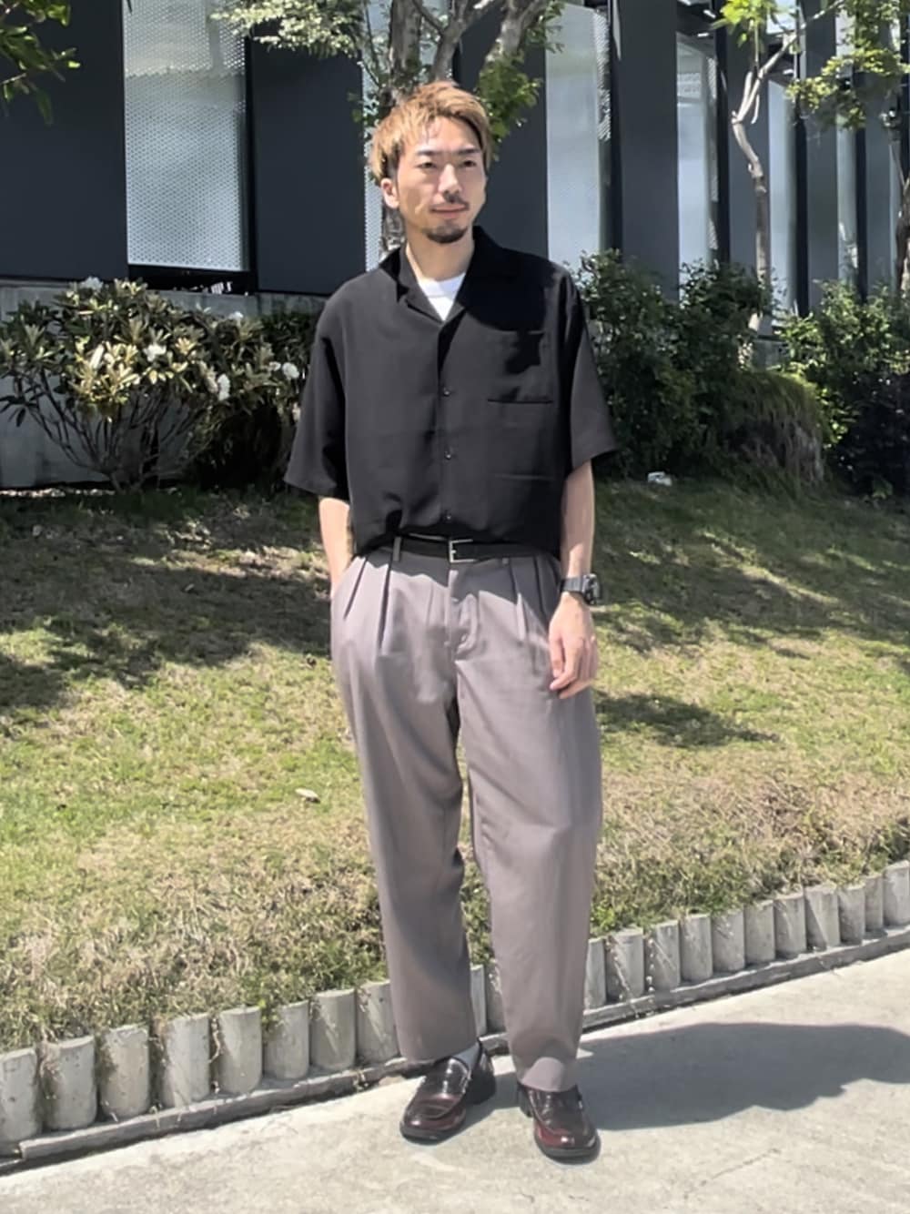 ブラック系のシャツ/ブラウス、ベージュ系のスラックスを着用したメンズの春コーディネートの1枚目の写真