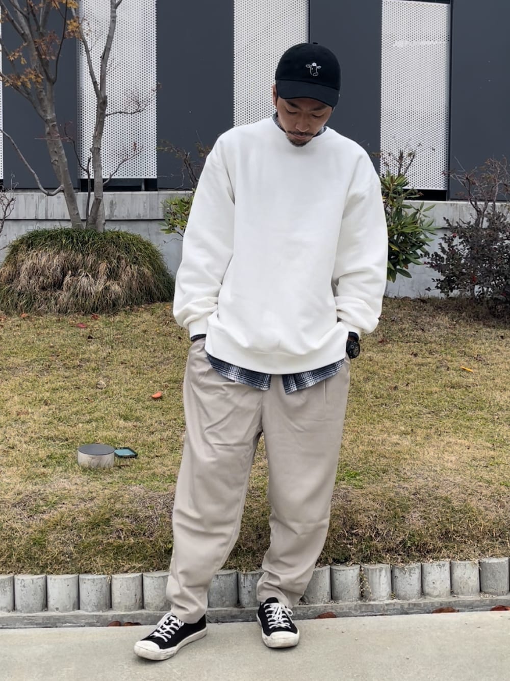 ホワイト系のスウェット、ブラック系のシャツ/ブラウス、グレー系のその他パンツを着用したメンズの冬コーディネートの1枚目の写真