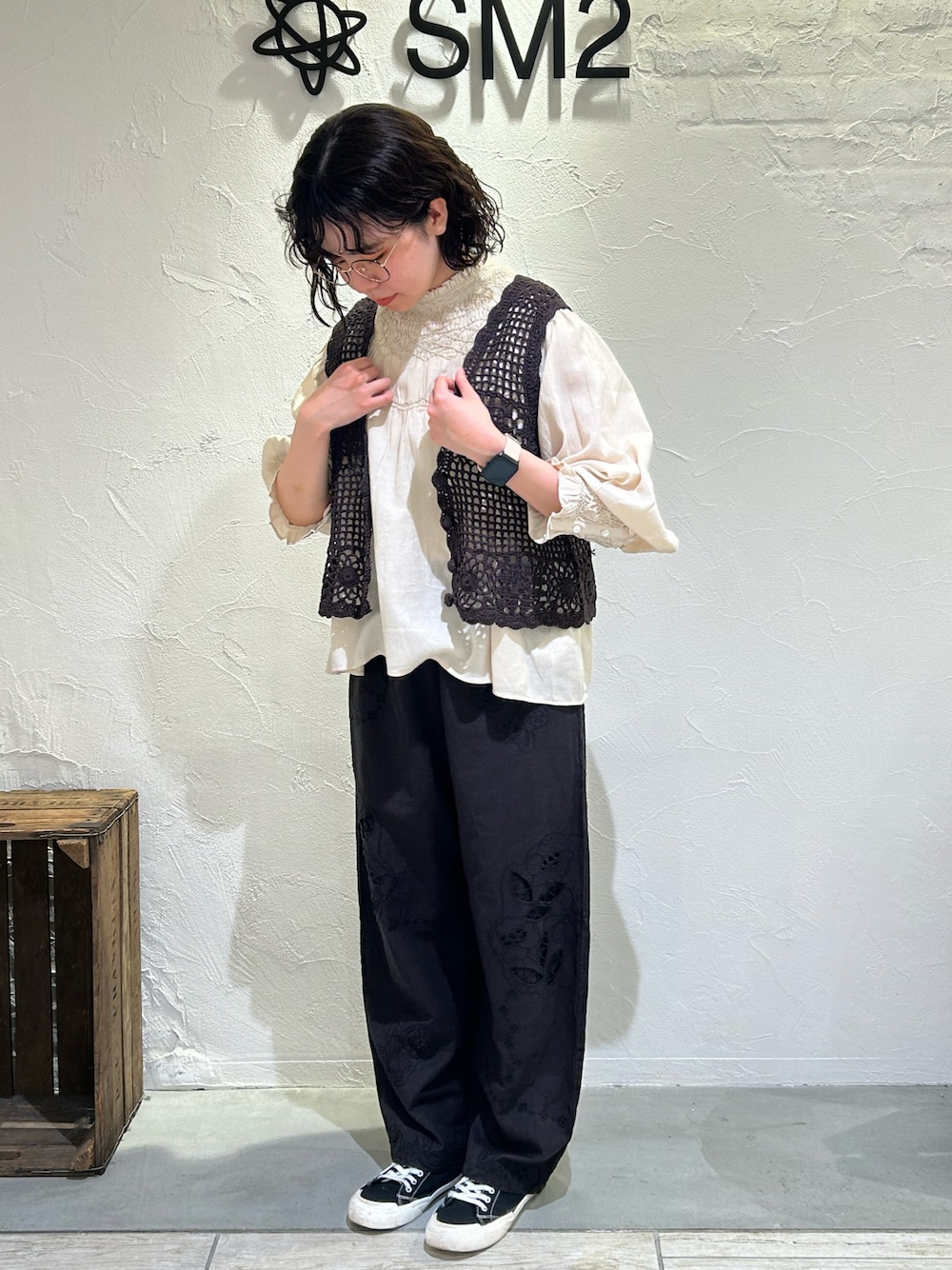 「パンツコーデ、大人可愛い、春服、春、モノトーンコーデ、透かし編みベスト、ブラウス、フリル、刺繍、ストレートパンツ、TSUHARU by Samansa Mos2、ツハル」｜「TSUHARU by Samansa Mos2のアイテム（ベスト、ブラック系）」を使った、かなみさん（レディース・159cm）の春コーディネートの1枚目の写真