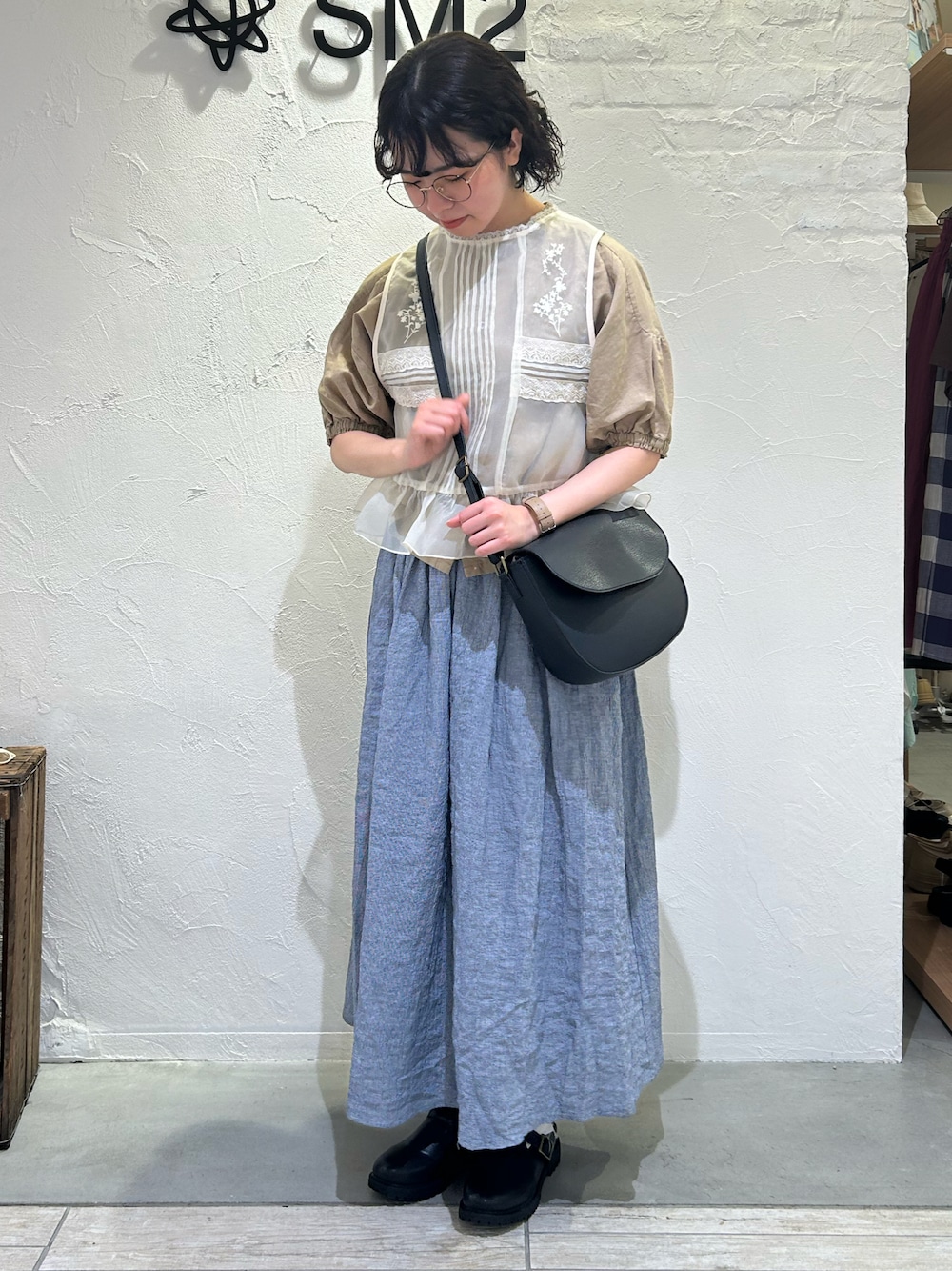 「夏コーデ、ガーリー、ナチュラルガーリー、刺繍、刺繍ベスト、チュールレース、ブラウス、ギャザースカート、オーガンジー、レイヤードスタイル、Samansa Mos2、THUHARU bySamansa Mos2」｜「Samansa Mos2のオーガンジー刺繍ベスト（ベスト、ホワイト系）」を使った、かなみさん（レディース・159cm）の春コーディネートの1枚目の写真