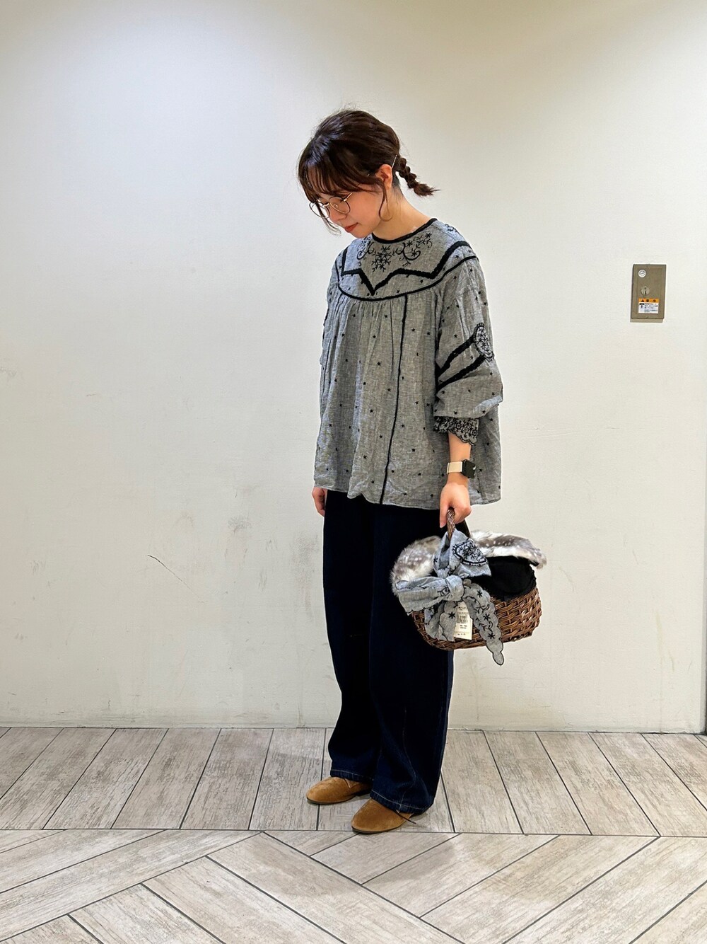 「秋服コーデ、ブラウス、kazumiコラボ、刺繍、刺繍ブラウス、ストール、デニム、カーブパンツ、カジュアルガーリー、SM2、Samansa Mos2」｜「Samansa Mos2のアイテム（シャツ/ブラウス、ブラック系）」を使った、かなみさん（レディース・159cm）の夏コーディネートの1枚目の写真
