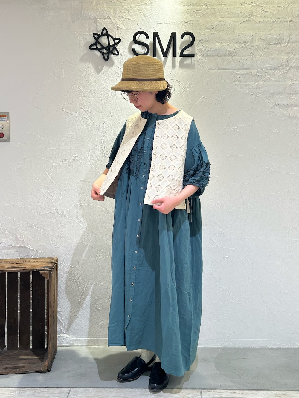 「ガーリー、ナチュラルガーリー、フリルワンピース、レースベスト、リバーシブル、TSUHARU by Samansa Mos2、ツハル」｜「Samansa Mos2の【吸水速乾/消臭効果】ブレードハット（ハット、ベージュ系）」を使った、かなみさん（レディース・159cm）の春コーディネートの1枚目の写真