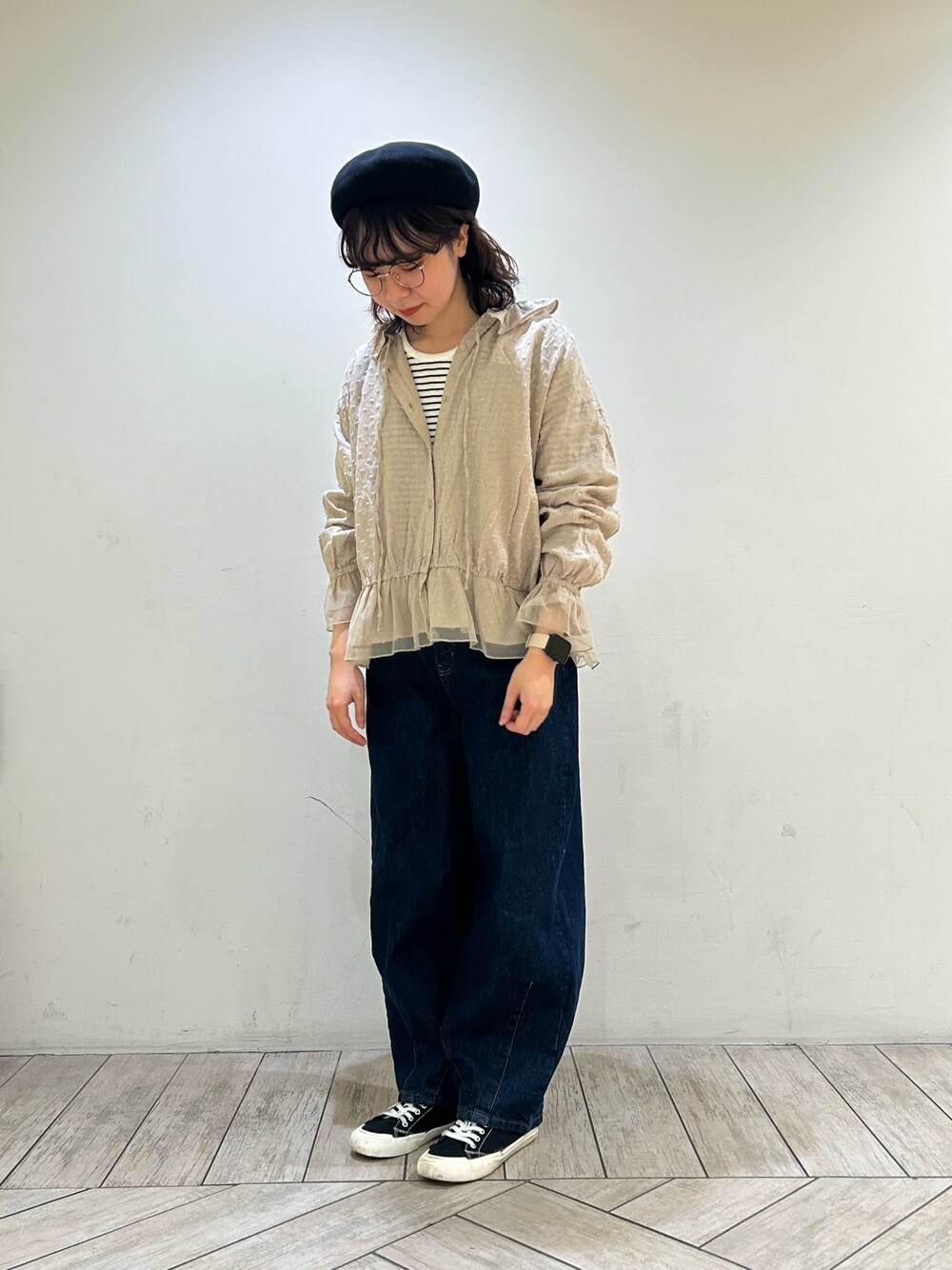 「チュールブラウス、kazumiコラボ、Kazumi×Samansa Mos2、綿麻、リネンブラウス、カットドビーブラウス、ボーダーカットソー、デニムパンツ、コクーンパンツ、カジュアルガーリー、ナチュラルガーリー、Samansa Mos2」｜「Samansa Mos2のアイテム（デニムパンツ、ブルー系）」を使った、かなみさん（レディース・159cm）の冬コーディネートの1枚目の写真