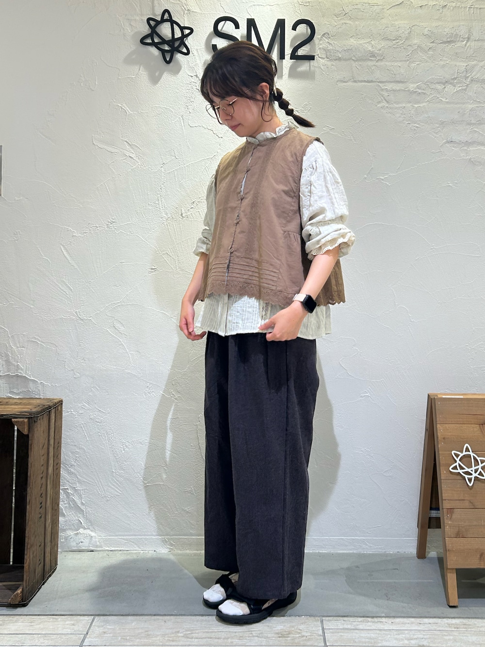 「秋先取りコーデ、大人女子、秋っぽコーデ更新中、レイヤードスタイル、24AW秋の新作、ブラウス、ベスト、レース、スタンドカラー、袖レース、裾レース、ナチュラルガーリー、samansamos2、Samansa Mos2、SM2」｜「Samansa Mos2のアイテム（シャツ/ブラウス、グレー系）」を使った、かなみさん（レディース・159cm）の秋コーディネートの1枚目の写真