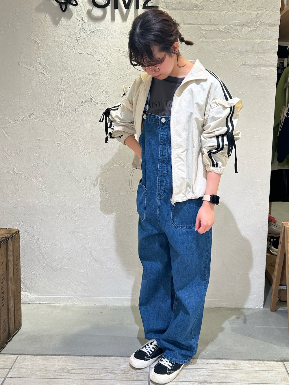 「ロンT、トラックジャケット、サロペット、デニムサロペット、ロゴロンT、カジュアルコーデ、袖リボン、samansamos2、SM2、春服、春コーデ」｜「Samansa Mos2のフリルトラックジャケット（ブルゾン、ホワイト系）」を使った、かなみさん（レディース・159cm）の春コーディネートの1枚目の写真