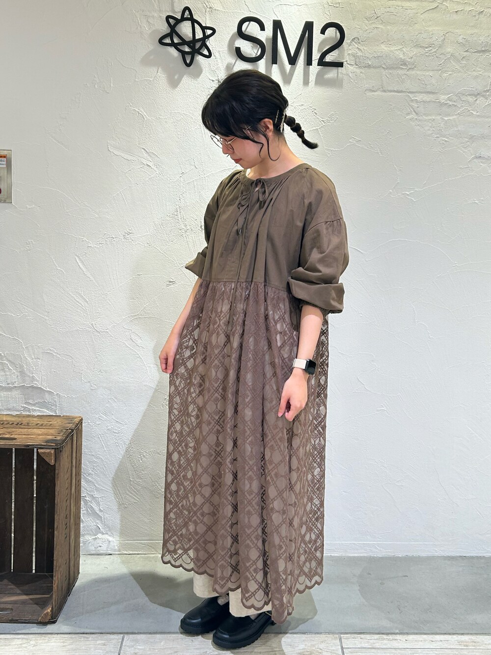 「オトナカジュアル、オトナ女子、ゆるコーデ、お出かけコーデ、チュールワンピ、チュールワンピース、重ね着、カーキ、Samansa Mos2、SM2」｜「Samansa Mos2のアイテム（ワンピース、ブラウン系）」を使った、かなみさん（レディース・159cm）の秋コーディネートの1枚目の写真
