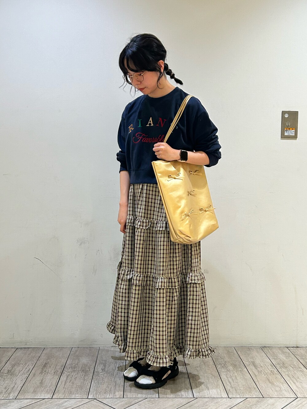 「オトナカジュアル、シンプルスタイル、オトナ女子、今日のコーデ、お出かけコーデ、大人かわいい、秋カラー、ロゴ刺繍スウェット、リボントートバッグ、ゴールド、ティアードスカート、チェック、ehka sopo」｜「ehka sopoのアイテム（スウェット、ブルー系）」を使った、かなみさん（レディース・159cm）の秋コーディネートの1枚目の写真