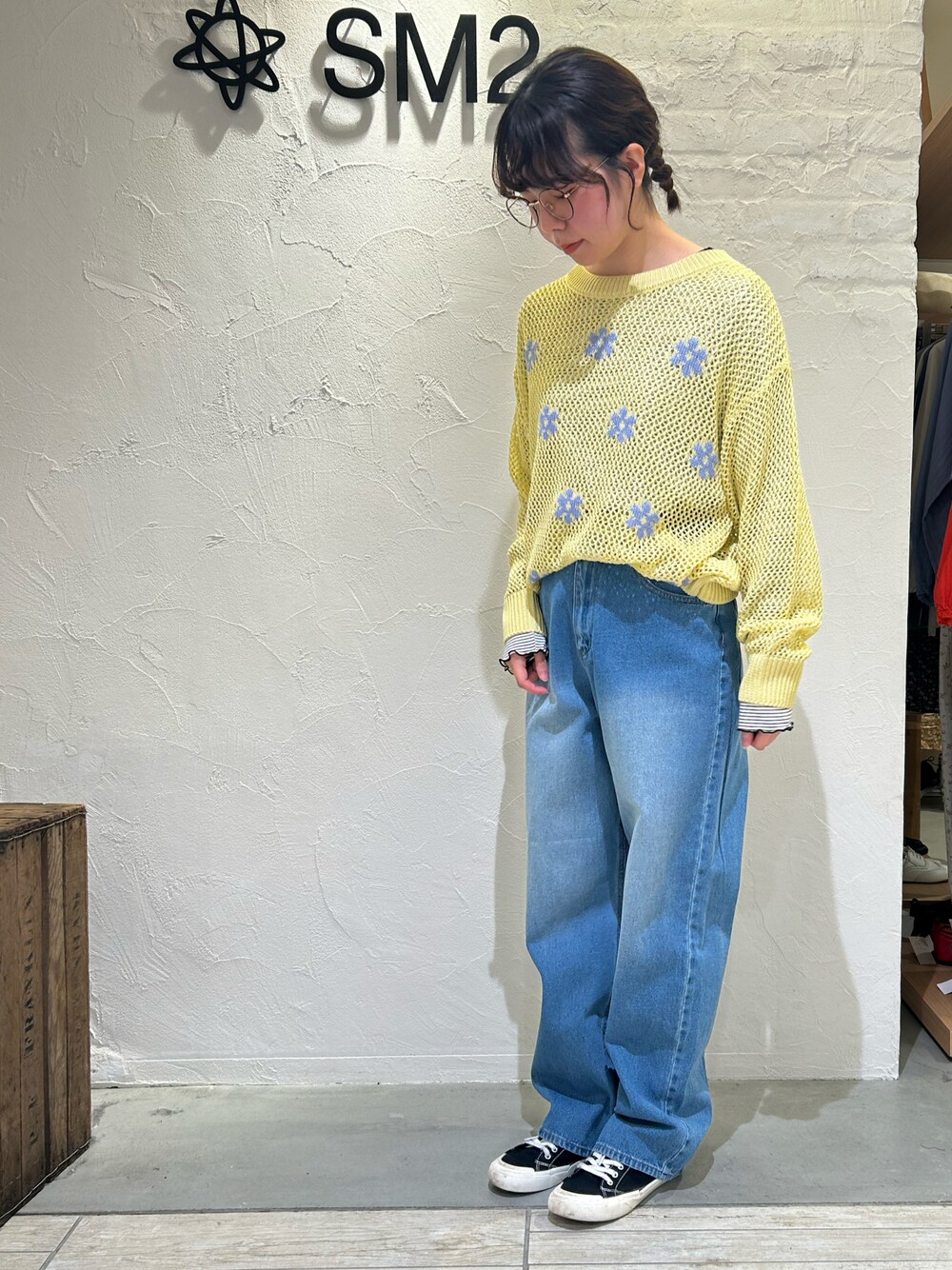 「大人かわいい、オトナカジュアル、パンツコーデ、春服、メッシュニット、イエロー、花柄、春服コーデ、デニムパンツ、ehka sopo」｜「ehka sopoの花柄メッシュニットプルオーバー（ニット/セーター、イエロー系）」を使った、かなみさん（レディース・159cm）の冬コーディネートの1枚目の写真