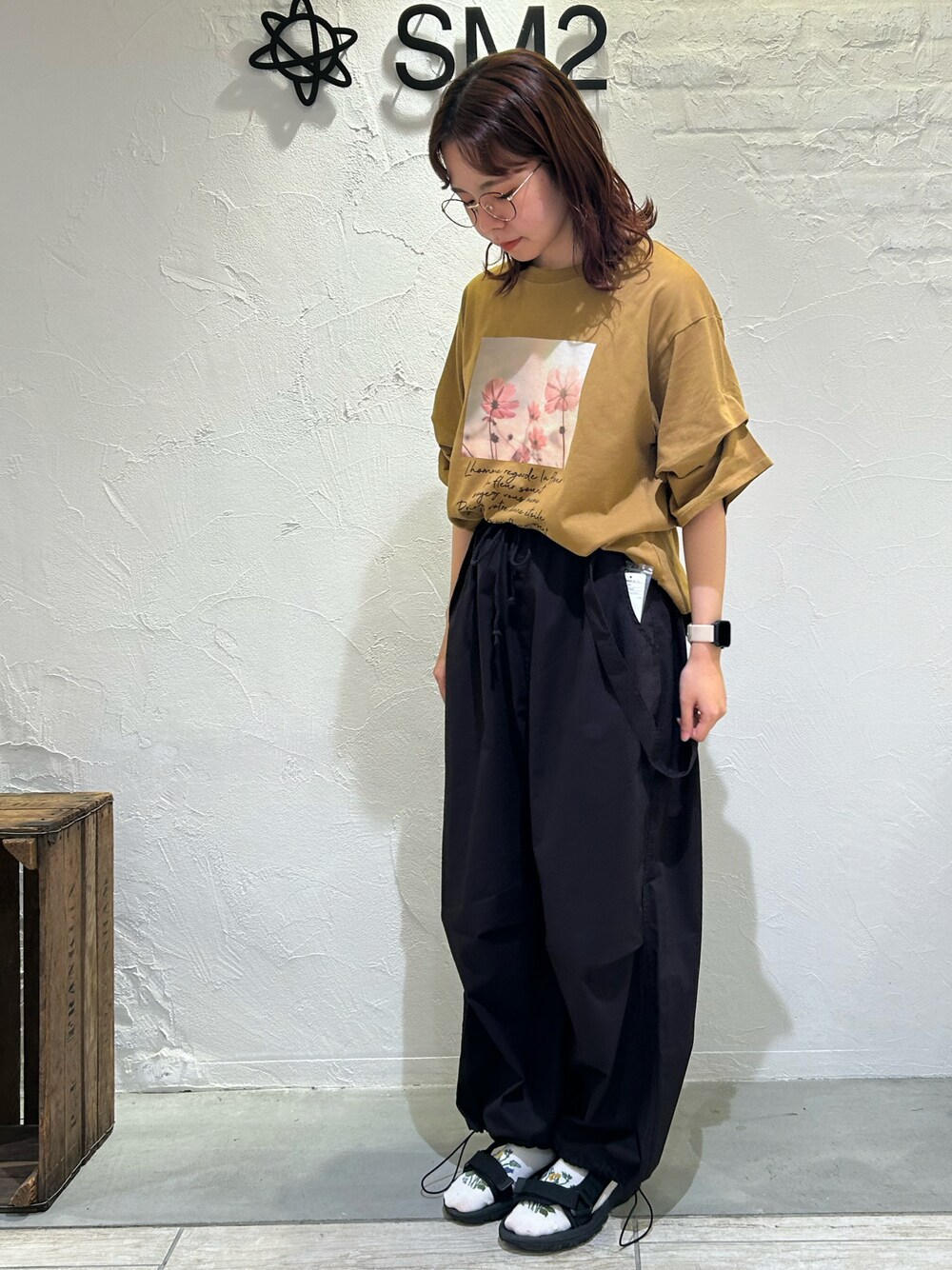 「大人かわいい、休日スタイル、秋先取りコーデ、秋カラー、袖タック、転写プリント、サスペンダー、パラシュートパンツ、キャメル、Samansa Mos2、SM2」｜「Samansa Mos2の転写プリント袖タックTシャツ（Tシャツ/カットソー、イエロー系）」を使った、かなみさん（レディース・159cm）の秋コーディネートの1枚目の写真