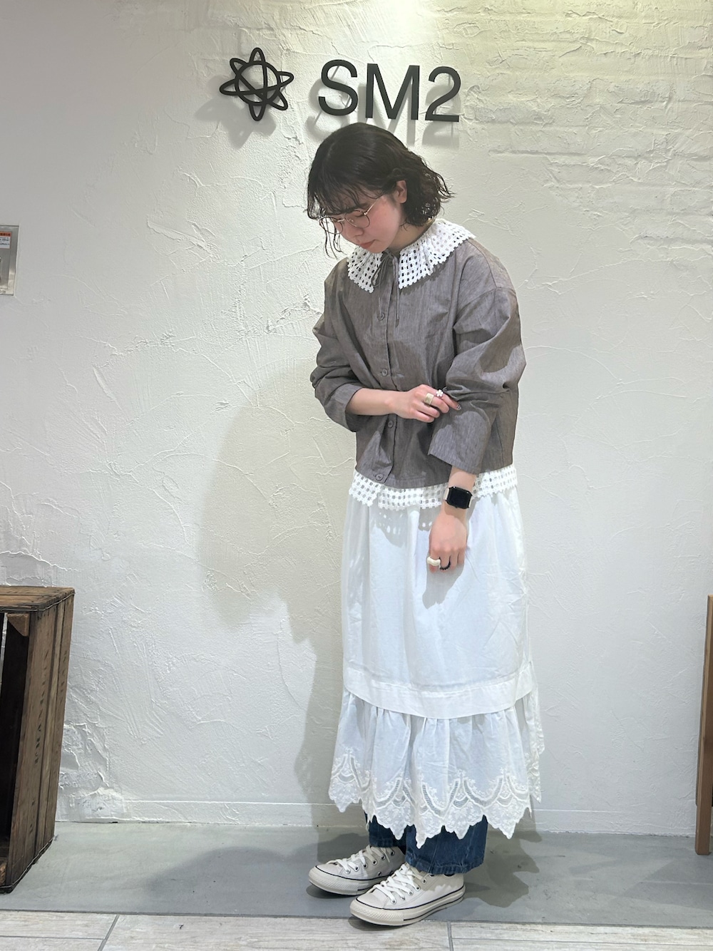 「春服コーデ、つけ襟、ブラウス、つけ襟ブラウス、ペチスカート、レーススカート、デニムパンツ、コクーンパンツ、レイヤードコーデ、samansamos2、Samansa Mos2、ゆべし×SamansaMos2、ゆべしコラボ」｜「Samansa Mos2のアイテム（シャツ/ブラウス、ブラウン系）」を使った、かなみさん（レディース・159cm）の春コーディネートの1枚目の写真
