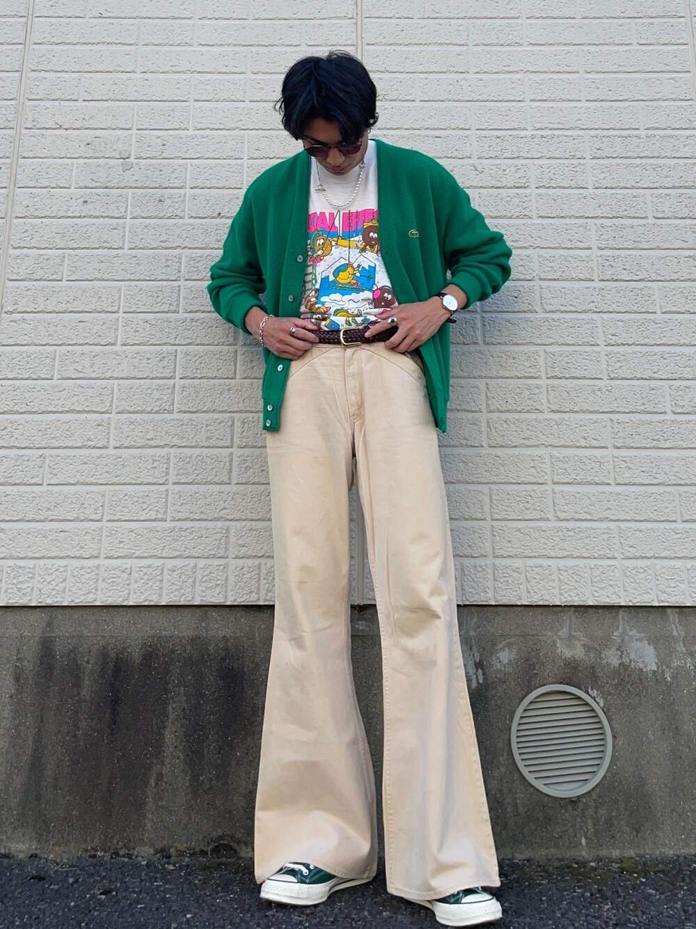 「秋コーデ、カーディガン、フレアパンツ、スニーカー、converse、タックイン、シンプルコーデ、古着MIX、プチプラ、白Tシャツ」｜「Levi'sのアイテム（チノパンツ、イエロー系）」を使った、DAIさん（メンズ・178cm）の秋コーディネートの1枚目の写真