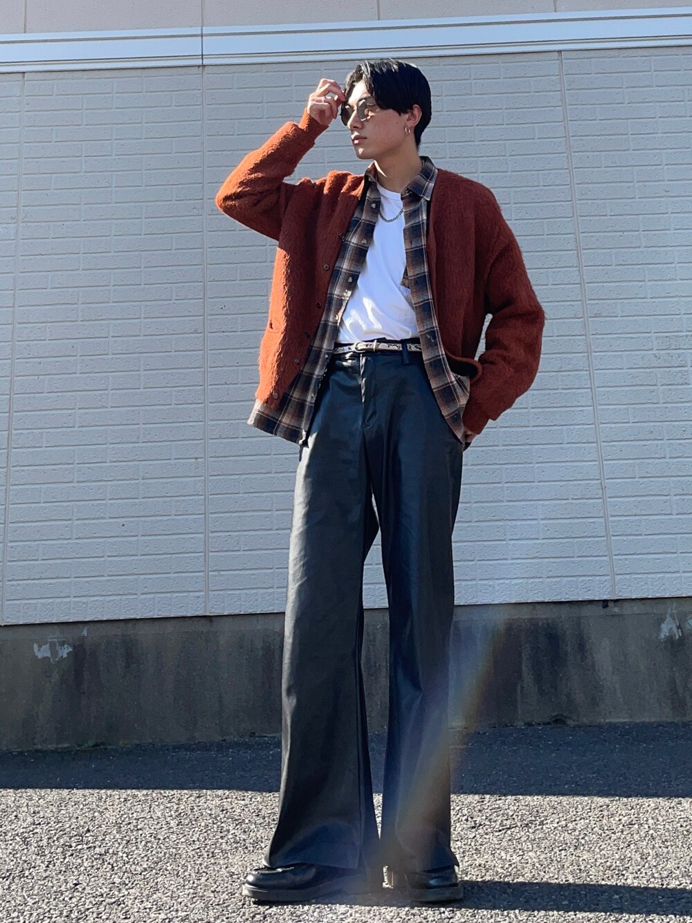ホワイト系のTシャツ/カットソー、ブラウン系のカーディガン/ボレロ、ブラック系のパンツを着用したメンズの秋コーディネートの1枚目の写真