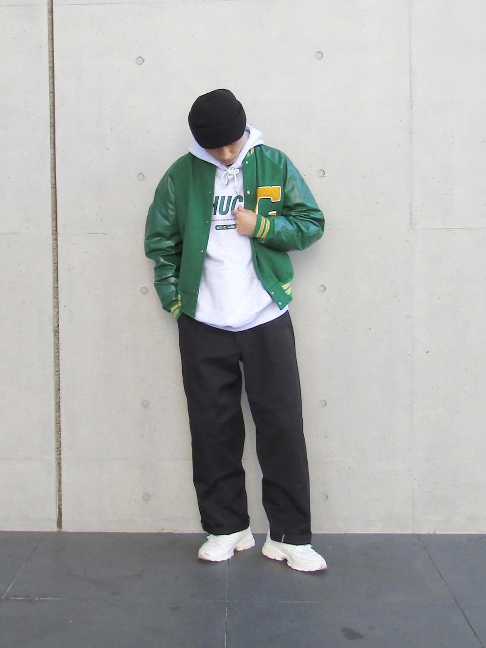 「秋冬コーデ、スタジャン、ストリート、ワークパンツ、Dickies、パーカー、ニット帽、古着、古着MIX」｜「Carharttの【carhartt/カーハート】M Acrylic Watch Hat A18　帽子　ビーニー（ニットキャップ/ビーニー、ブラック系）」を使った、DAIさん（メンズ・178cm）の秋コーディネートの1枚目の写真