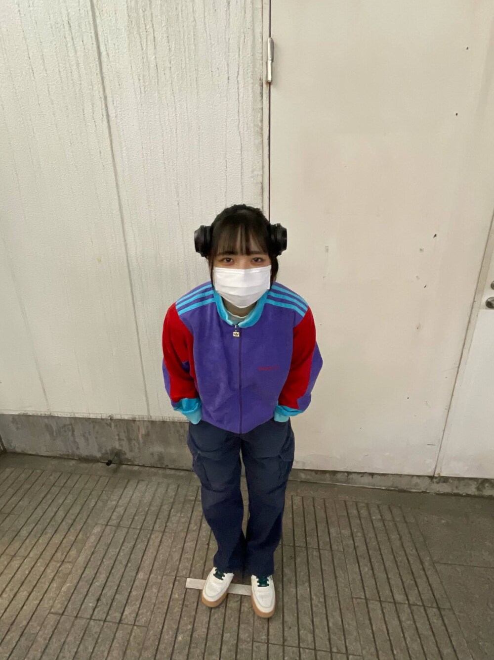 「デニム、ワークパンツ、古着MIX、古着コーデ、トラックジャケット、派手、個性派、BY YOU、nike by you、carhartt、ダボパン、ヘッドホン」｜「Carharttのアイテム（カーゴパンツ、ブルー系）」を使った、　　千彩さん（レディース・160cm）の春コーディネートの1枚目の写真