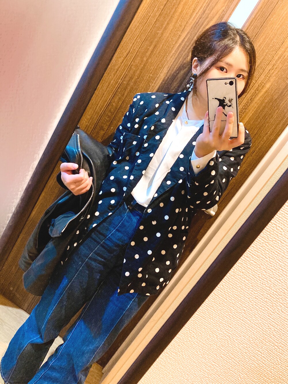 「秋服、秋コーデ、ライダースジャケット、ジャケット、ジャケットスタイル、ドット柄、デニムパンツ、ブラウス、古着MIX、ブラウス×デニム、ライダース、オトナカワイイ、秋冬、ジャケット×デニム」｜「GUのアイテム（デニムパンツ、ブルー系）」を使った、飛鳥さん（レディース・158cm）の秋コーディネートの1枚目の写真