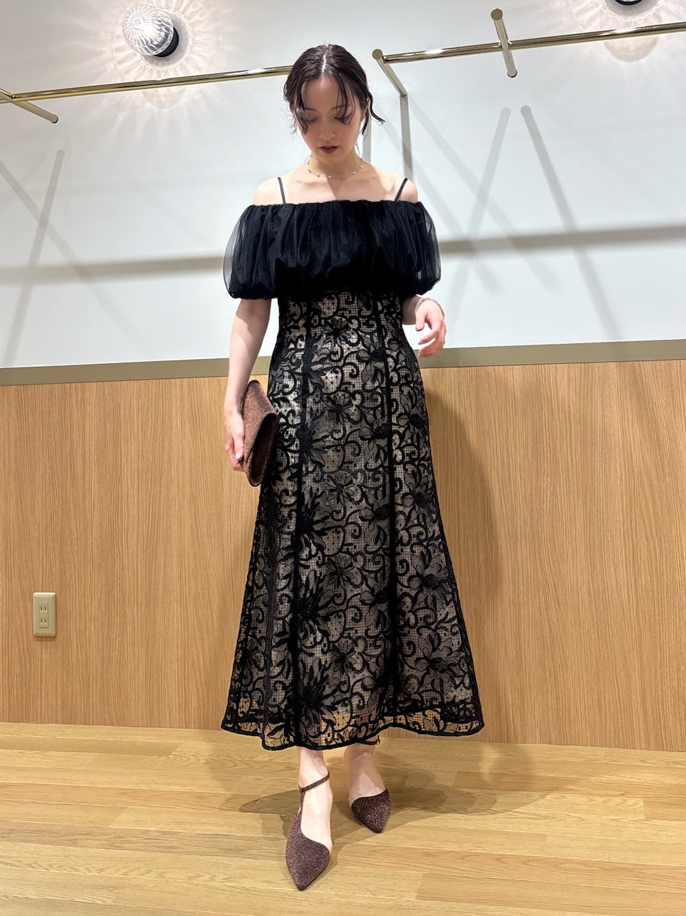 その他のパンプス、その他のクラッチバッグ、ブラック系のドレスを着用したレディースの夏コーディネートの1枚目の写真