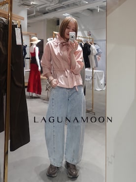 「LAGUNAMOON（ラグナムーン）のセミワイドカーブデニムパンツ（デニムパンツ、ブルー系）」を使った、藤井さん（レディース・167cm）の春コーディネート