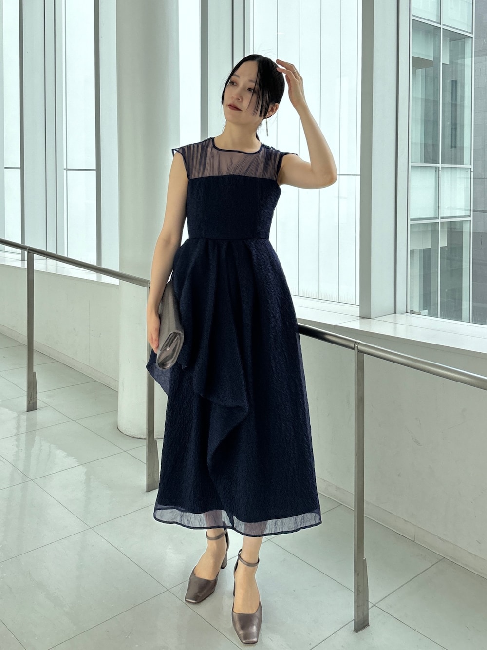 LADYエンボスオーガンジードレスを使った人気ファッション