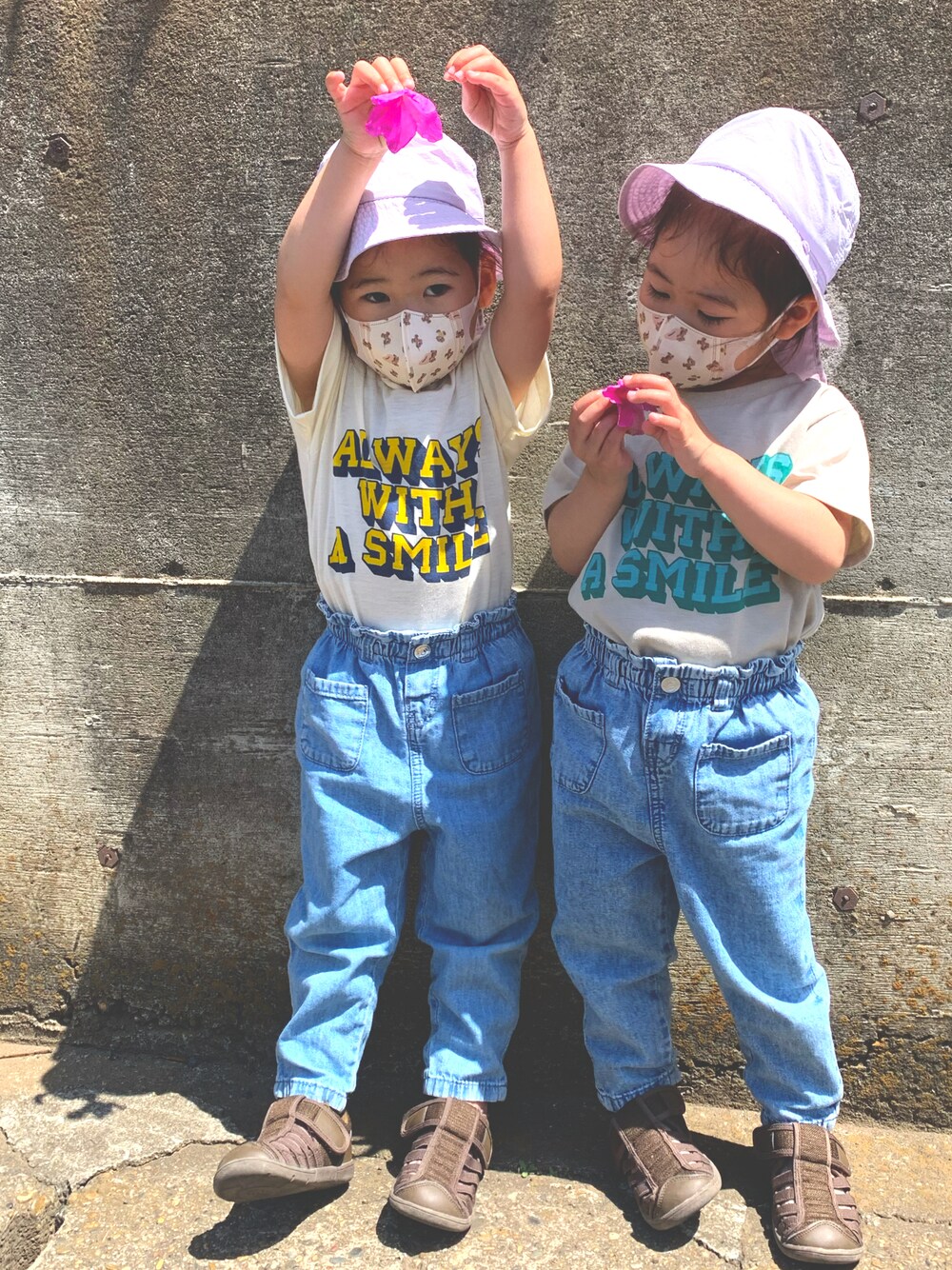 「女の子、休日コーデ、初夏コーデ、カジュアル、ロゴT、パンツスタイル、デニム、プティマイン、西松屋、アプレレクール、IFME、双子コーデ」｜「petit mainのUVケア キラキラリボンサファリハット（ハット、パープル系）」を使った、rinatsutwinsさん（キッズ・90cm）の春コーディネートの1枚目の写真
