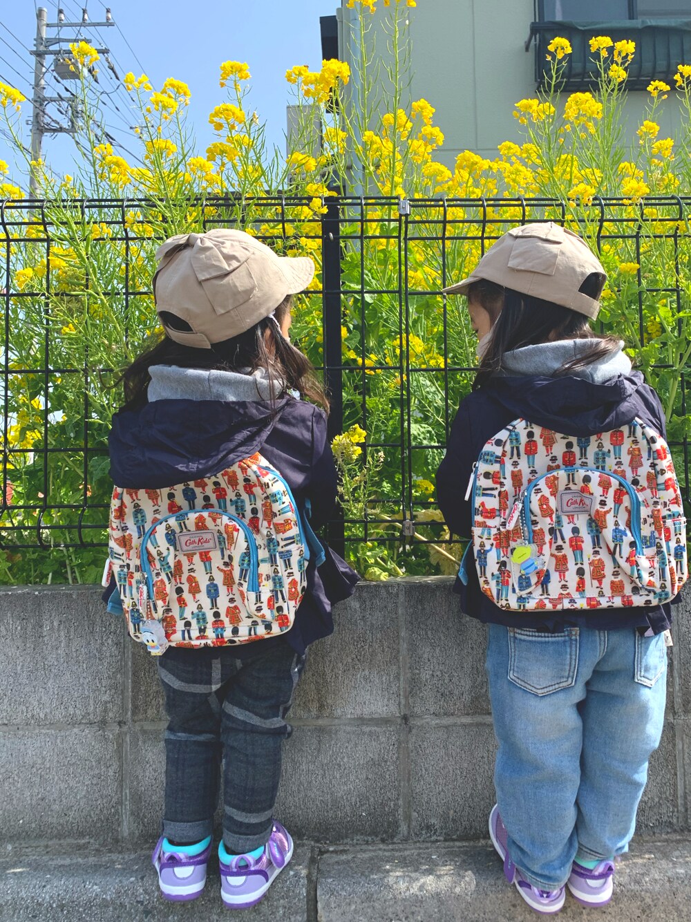 「シンプルコーデ、リュック、カジュアルコーデ、おんなのこ、ネイビー、プティマイン、しまむら、ZARA、green label relaxing、イフミー、双子コーデ」｜「ZARA KIDSのアイテム（パンツ、ブラック系）」を使った、rinatsutwinsさん（キッズ・80cm）の春コーディネートの1枚目の写真