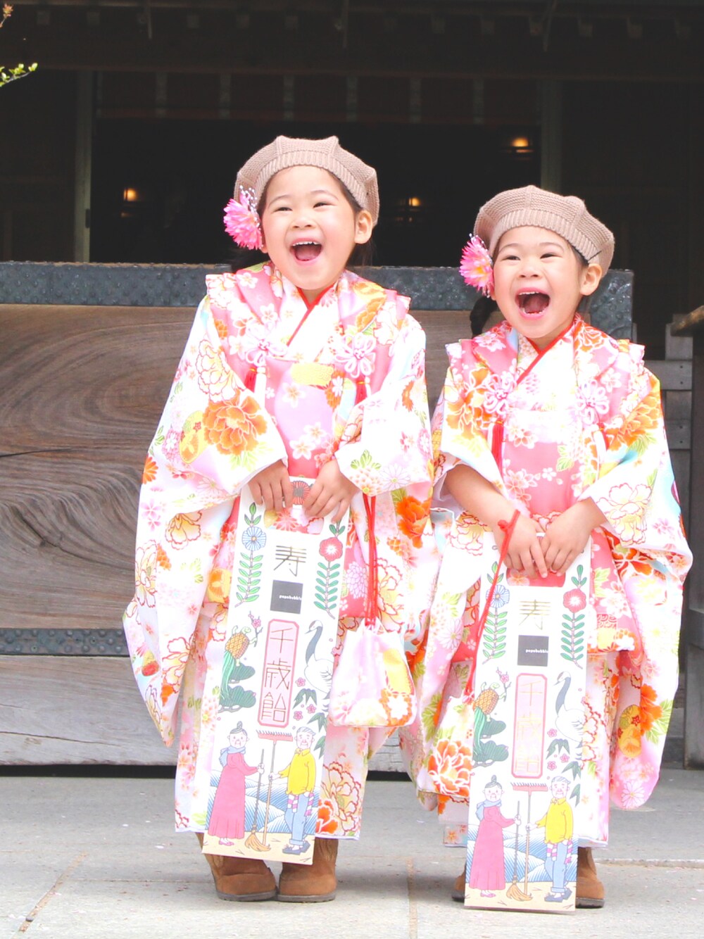 「キッズコーデ、七五三、女の子、3歳、被布、着物、ベレー帽、ブーツ、西松屋、双子コーデ」｜「西松屋のアイテム（帽子、ベージュ系）」を使った、rinatsutwinsさん（キッズ・90cm）の春コーディネートの1枚目の写真