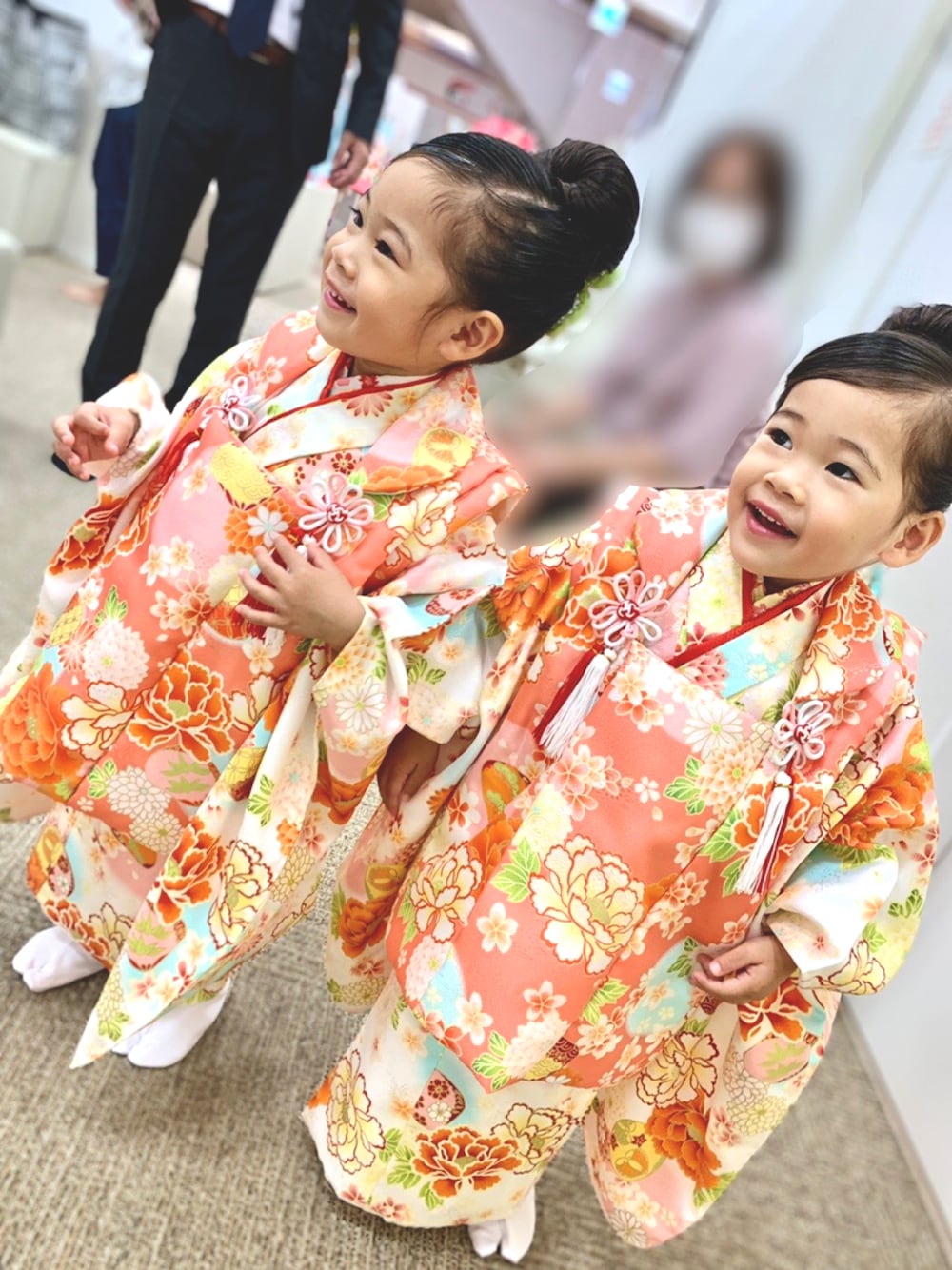 「キッズコーデ、3歳、七五三、七五三３歳、着物、被布、パステルカラー、花柄、楽天、双子コーデ」｜「京瑞庵のアイテム（着物、ピンク系）」を使った、rinatsutwinsさん（キッズ・90cm）の秋コーディネートの1枚目の写真